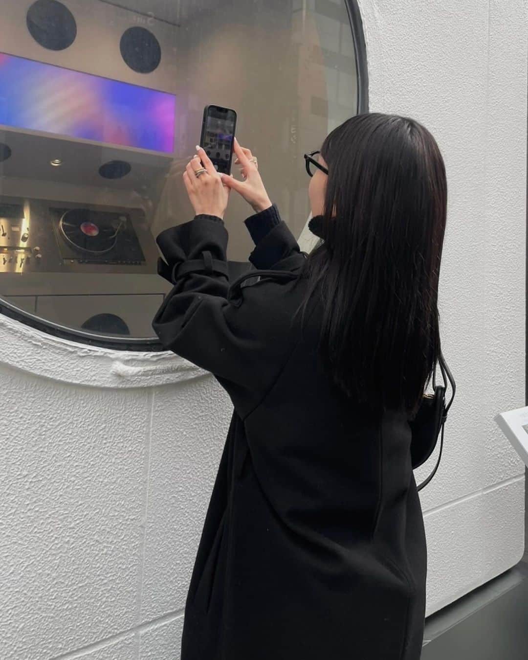 内山愛のインスタグラム：「#PR GINZA SIXで楽しい時間を過ごした日🔳  @ginzasix_official  入り口には、2022年に解体された建築家・黒川紀章氏による建造物、中銀カプセルタワービルの一室が。 なんとお部屋の中には1970年代の音楽機材とレコードがずらり。✨ ホリデーミュージックが聞こえてきてとてもお洒落な空間でした🌲 古き良きものをアップデートをして、またその街を盛り上げる。素敵な展示でした✨ 12/25(月)まで展示されてるので、是非足を運んでみて欲しいです。  その後屋上でスケートして楽しかった〜⛸️ 都会でこんな楽しめるなんて！とはしゃいでしまいました✔ スケートは1/21(日)まで出来るみたいです🙏🏻  最後にB2Fでお買い物🛒 どこのお店もホリデー仕様で可愛い🦌✨ @mercer__bis はイートインでもケーキ食べられちゃうのが嬉しいっ 紅茶とトリュフのチップスもつい購入🫠♡ @teaforte_japan  @aromatruffle.jp   満足感あるお出かけになった一日だったな~🤍   #GINZASIXxME #RooftopStarSkatingRink」