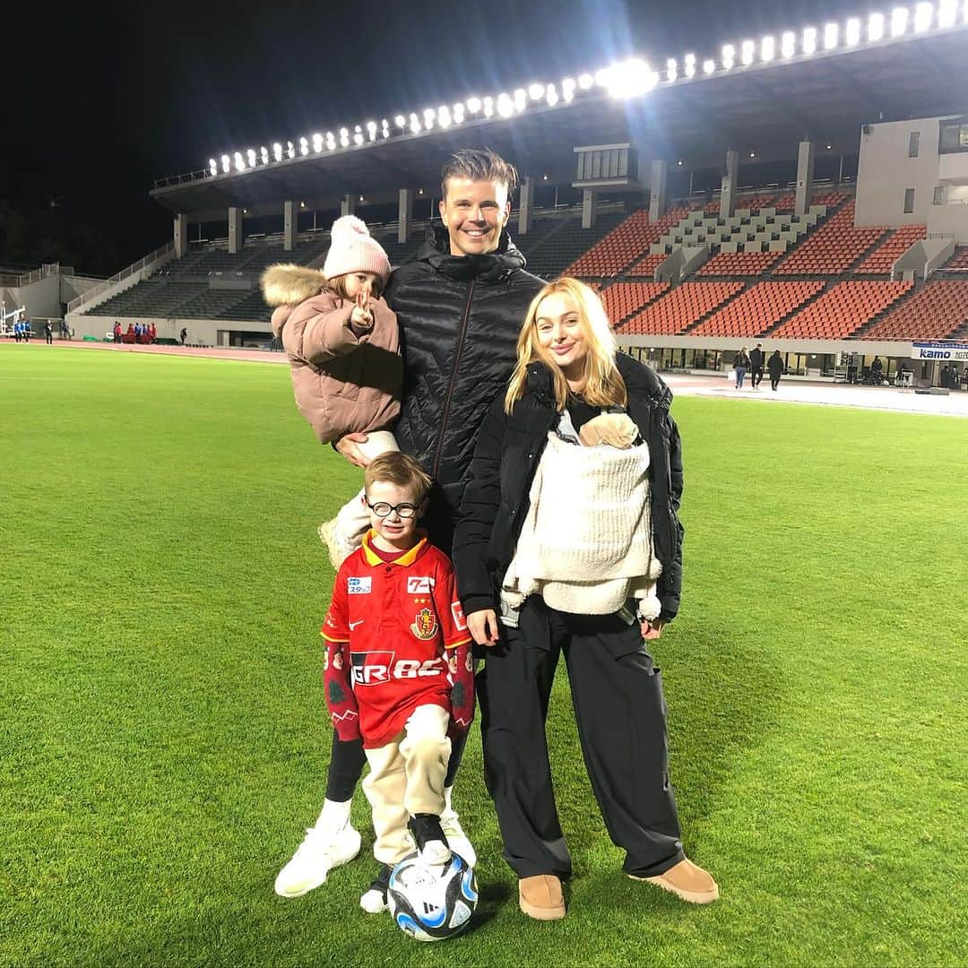 リアノン・ランゲラック（ミッチェル・ランゲラックの妻）のインスタグラム：「Made it to the last game of the season! Another season and another baby down in Japan 🫶🏼❤️🇯🇵」
