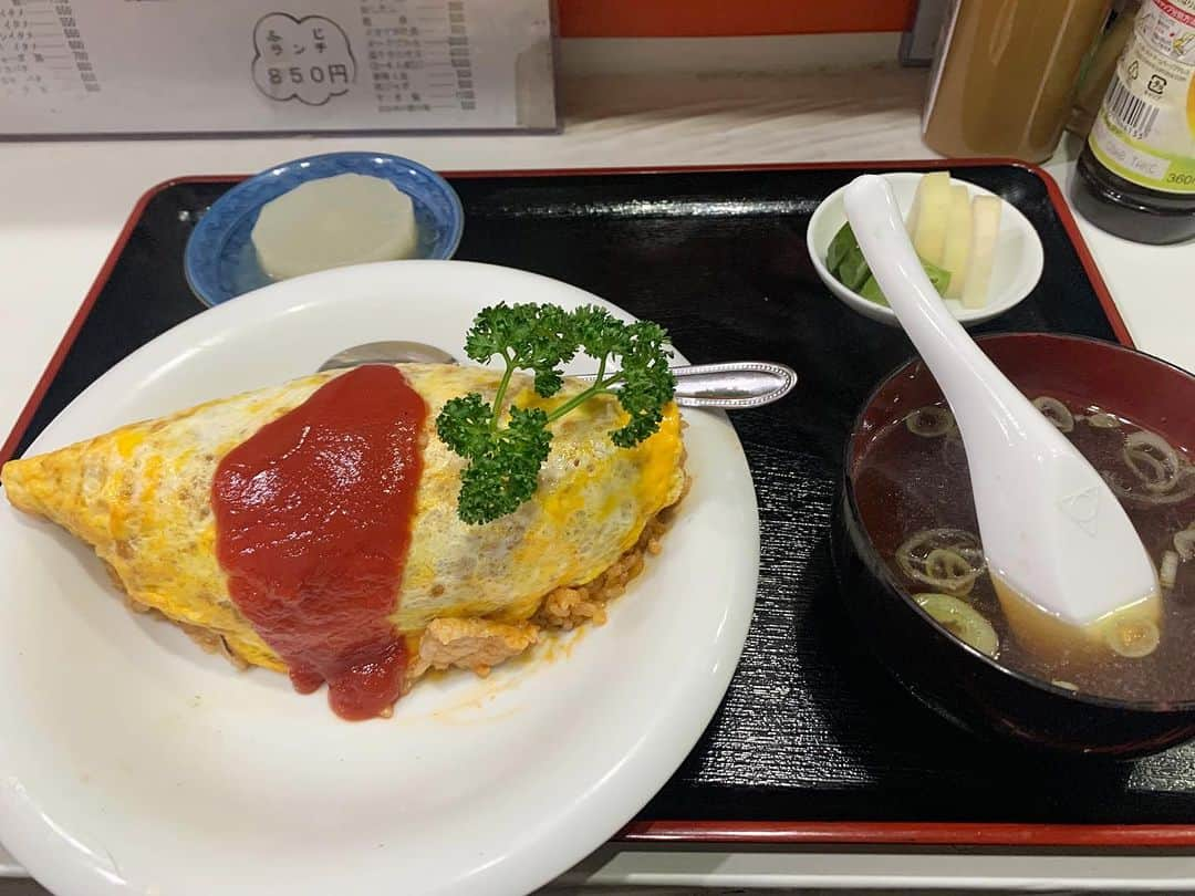 IKKO’S FILMSさんのインスタグラム写真 - (IKKO’S FILMSInstagram)「町中華と洋食の二つを楽しめる入谷、鶯谷エリアにあるまぁまぁマニアックなお店「ふじ」  味噌汁の器に中華スープが入っててレンゲで飲むってシュールだ  #ふじ #入谷グルメ #鶯谷グルメ #町中華」12月8日 18時59分 - ikkos_films