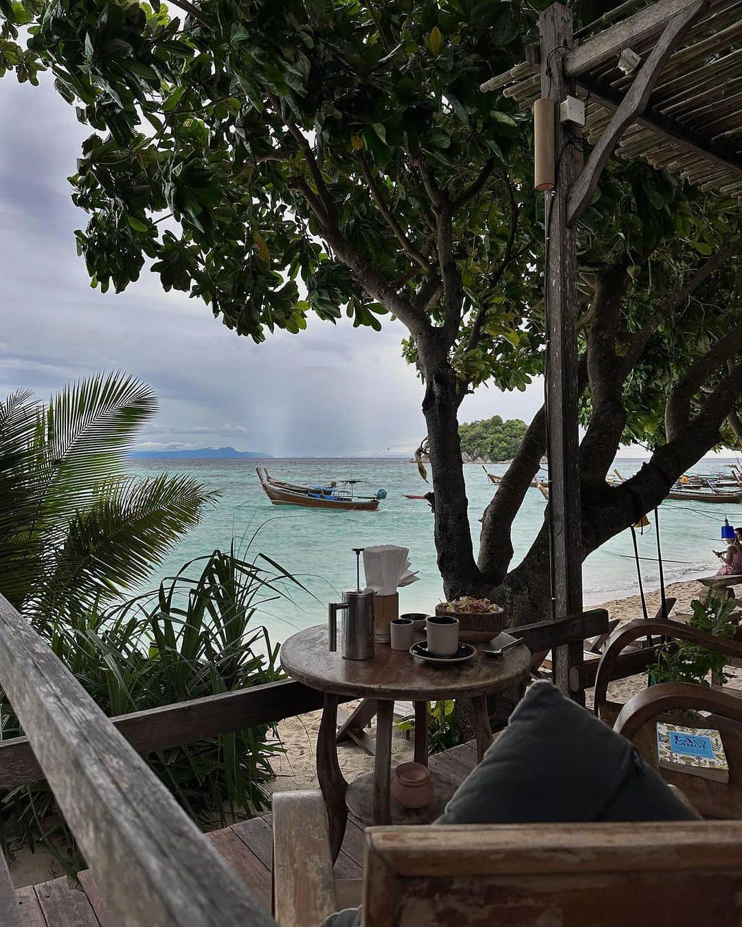 Victoria Törnegrenさんのインスタグラム写真 - (Victoria TörnegrenInstagram)「Save this if you ever go to Thailand & Koh Lipe - Really wanted to try that raw&relaxed ’cottage in the djungle vibe’ during our trip. No better place to do that than on the most beautiful island of Thailand. So our first stop here was this Eco Resort called ’Castaway’ and we stayed in their ’Big Garden View Breezy’ (the ones by the beach were unfortunately fully booked). The place were beautiful, the food was so delicious & the staff were everything. Super childfriendly and such a chill vibe with a mix of families & couples. I actually thought it was so refreshing with no wi-fi on the rooms, only cold showers & waking up to the sound of the nature 🤍」12月8日 19時00分 - victoriatornegren