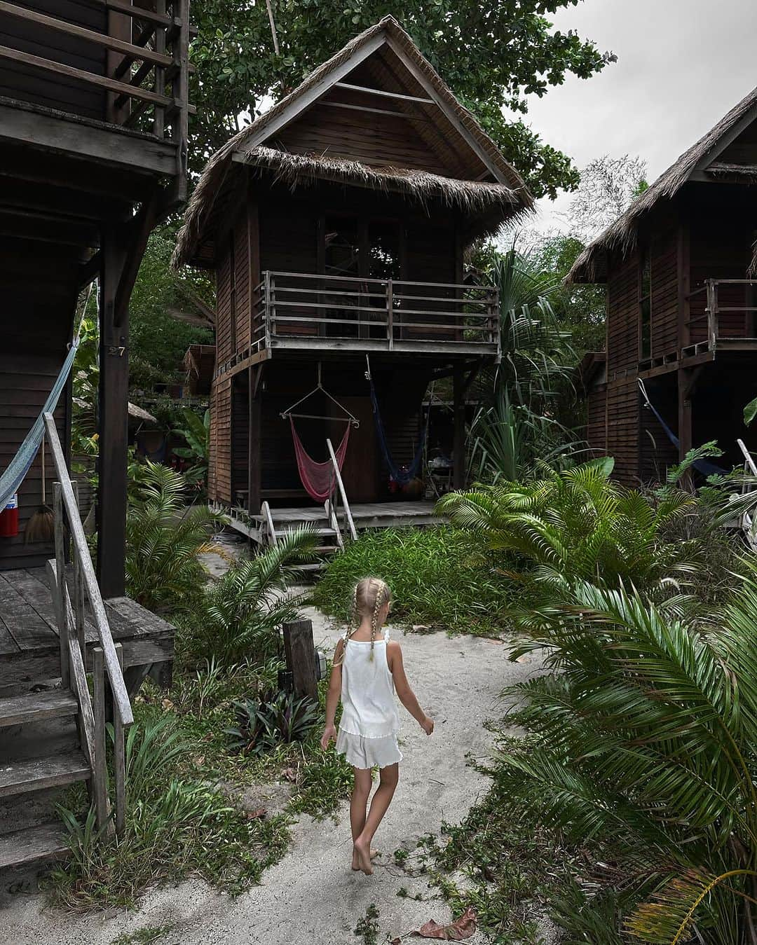 Victoria Törnegrenさんのインスタグラム写真 - (Victoria TörnegrenInstagram)「Save this if you ever go to Thailand & Koh Lipe - Really wanted to try that raw&relaxed ’cottage in the djungle vibe’ during our trip. No better place to do that than on the most beautiful island of Thailand. So our first stop here was this Eco Resort called ’Castaway’ and we stayed in their ’Big Garden View Breezy’ (the ones by the beach were unfortunately fully booked). The place were beautiful, the food was so delicious & the staff were everything. Super childfriendly and such a chill vibe with a mix of families & couples. I actually thought it was so refreshing with no wi-fi on the rooms, only cold showers & waking up to the sound of the nature 🤍」12月8日 19時00分 - victoriatornegren