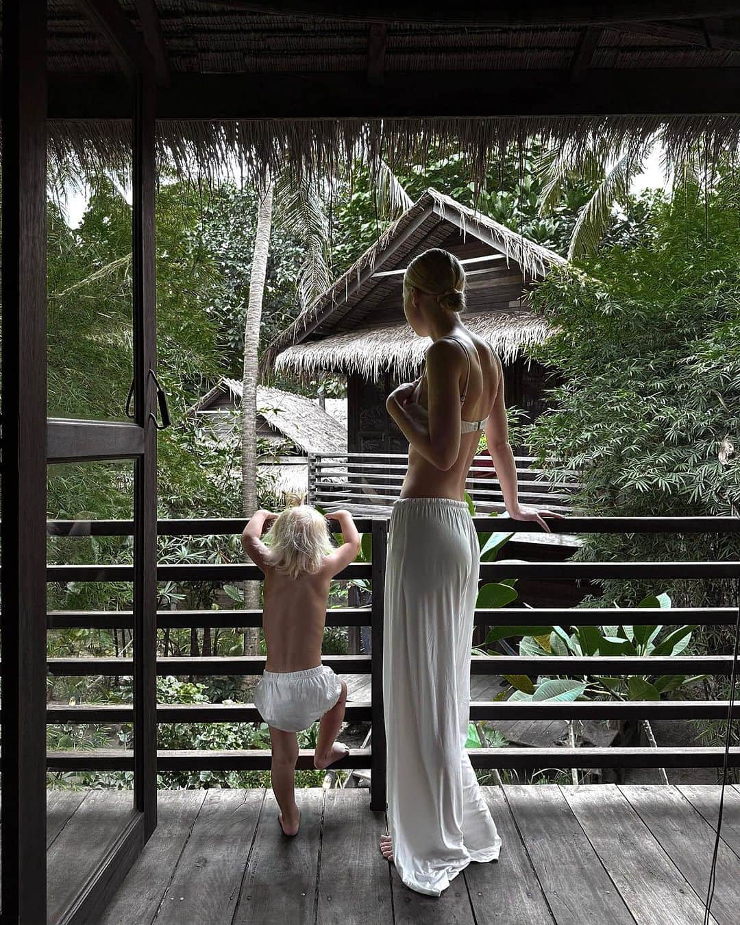 Victoria Törnegrenのインスタグラム：「Save this if you ever go to Thailand & Koh Lipe - Really wanted to try that raw&relaxed ’cottage in the djungle vibe’ during our trip. No better place to do that than on the most beautiful island of Thailand. So our first stop here was this Eco Resort called ’Castaway’ and we stayed in their ’Big Garden View Breezy’ (the ones by the beach were unfortunately fully booked). The place were beautiful, the food was so delicious & the staff were everything. Super childfriendly and such a chill vibe with a mix of families & couples. I actually thought it was so refreshing with no wi-fi on the rooms, only cold showers & waking up to the sound of the nature 🤍」