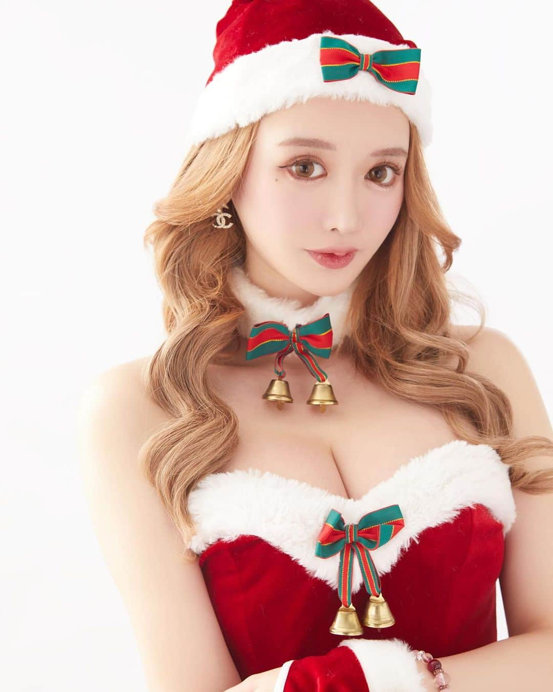 ゆうめろのインスタグラム：「12月21.22.23.25日はクリスマスイベントです🎅✨ サンタコスしているので会いに来てください😳💕 年内皆に会えますように…🙈💗 ジャングル東京で待ってます🪽 ・ 📍〒106-0032  東京都港区六本木３丁目１４−１１ ケントスビル6F ・ #サンタコス #サンタコスプレ #コスプレイヤー  #ジャングル #ジャングル東京 #キャバクラ #キャバ嬢」