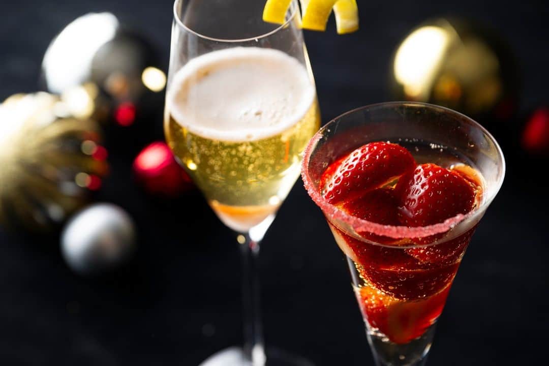 東京プリンスホテルのインスタグラム：「【「メインバー ウインザー」ウインターカクテル🍸】  甘酸っぱいイチゴを楽しむかわいらしいカクテルや、シャンパンに角砂糖を加えたシャンパンカクテルを片手に、ロマンチックなおとなのひとときを。  Winter Cocktail at Windsor Bar 🍸  Enjoy a more refined evening with a particularly elegant and decidedly sweet seasonal cocktail, composed of champagne, strawberries, and sugar cubes ✨  Share your own images with us by tagging @tokyoprincehotel  —————————————————————  #東京プリンスホテル #ホテルバー #オーセンテックバー #大人の時間 #イチゴカクテル #シャンパンカクテル #クリスマスカクテル  #tokyoprincehotel #bartime」