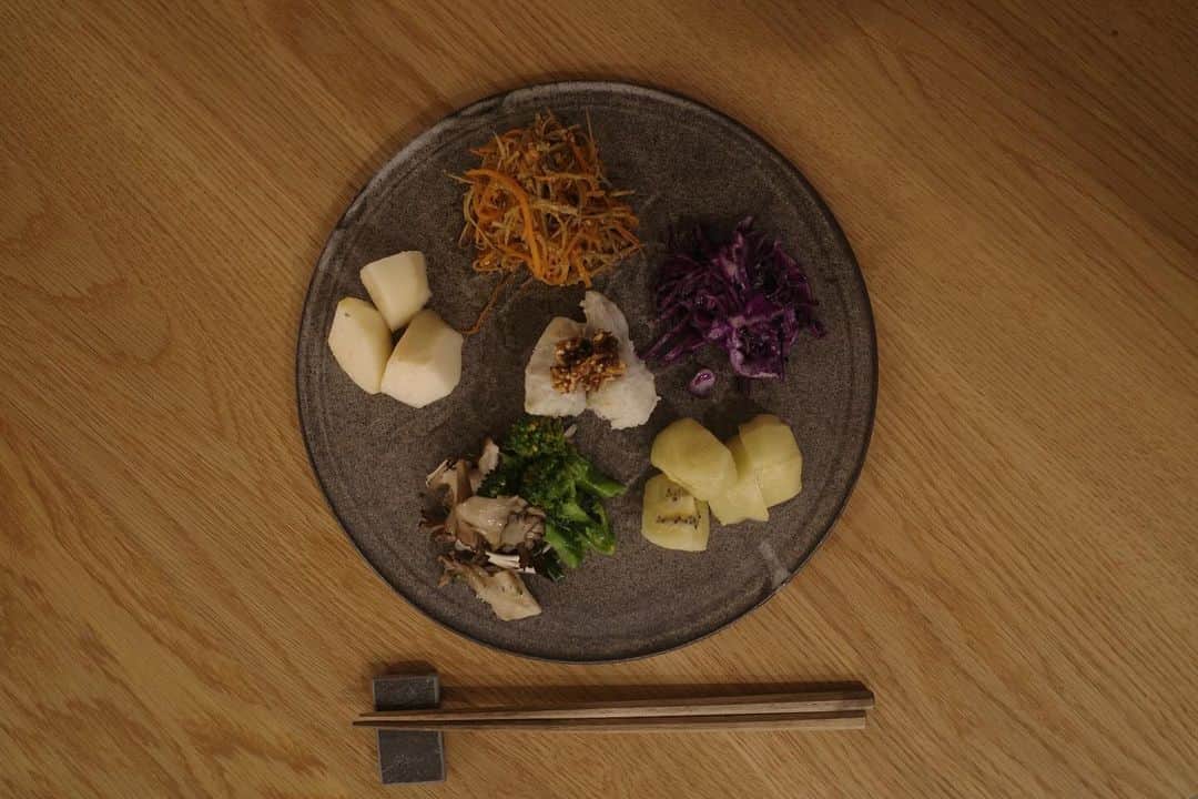 藤田敦子のインスタグラム：「ㅤ 【#blendakitchen 】 1人でも、こんなふうにしたい時もある。  ☑︎里芋を蒸して #さくさくしょうゆアーモンド で ☑︎畑で採れたスティックブロッコリーと 舞茸を炒めて @h.r.r.insta さんに いただいた自家製ゆかりで ☑︎きんぴらごぼう ☑︎ @micotoya で買った紫キャベツのナムル ☑︎ミコト屋で買ったキウイと洋梨」