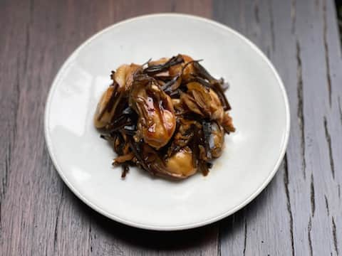 ヤマサ醤油株式会社さんのインスタグラム写真 - (ヤマサ醤油株式会社Instagram)「「出汁がら昆布と牡蠣のしょうが煮」 https://recipe.yamasa.com/recipes/5410 今日のレシピは #柚木さとみ さん！@yugisatomi  出汁をひいたあとの昆布の活用レシピ。牡蠣と合わせて、たっぷりのしょうがで煮ます。ごはんのお供としても、おつまみとしても楽しめます。   #これうまつゆ #自炊 #happyrecipe #foodphotography #ヤマサ #instapic #instagood #ハッピーレシピ部 #delish #instadaily #在宅楽飯 #soysauce #人気 #jp #テレワーク飯 #instafood #yamasa #おうちごはん #レシピ #ランチ #簡単 #recipe #photooftheday #昼ごはん #yummy #時短メニュー #定番 #牡蠣」12月8日 19時00分 - yamasa_soy_sauce