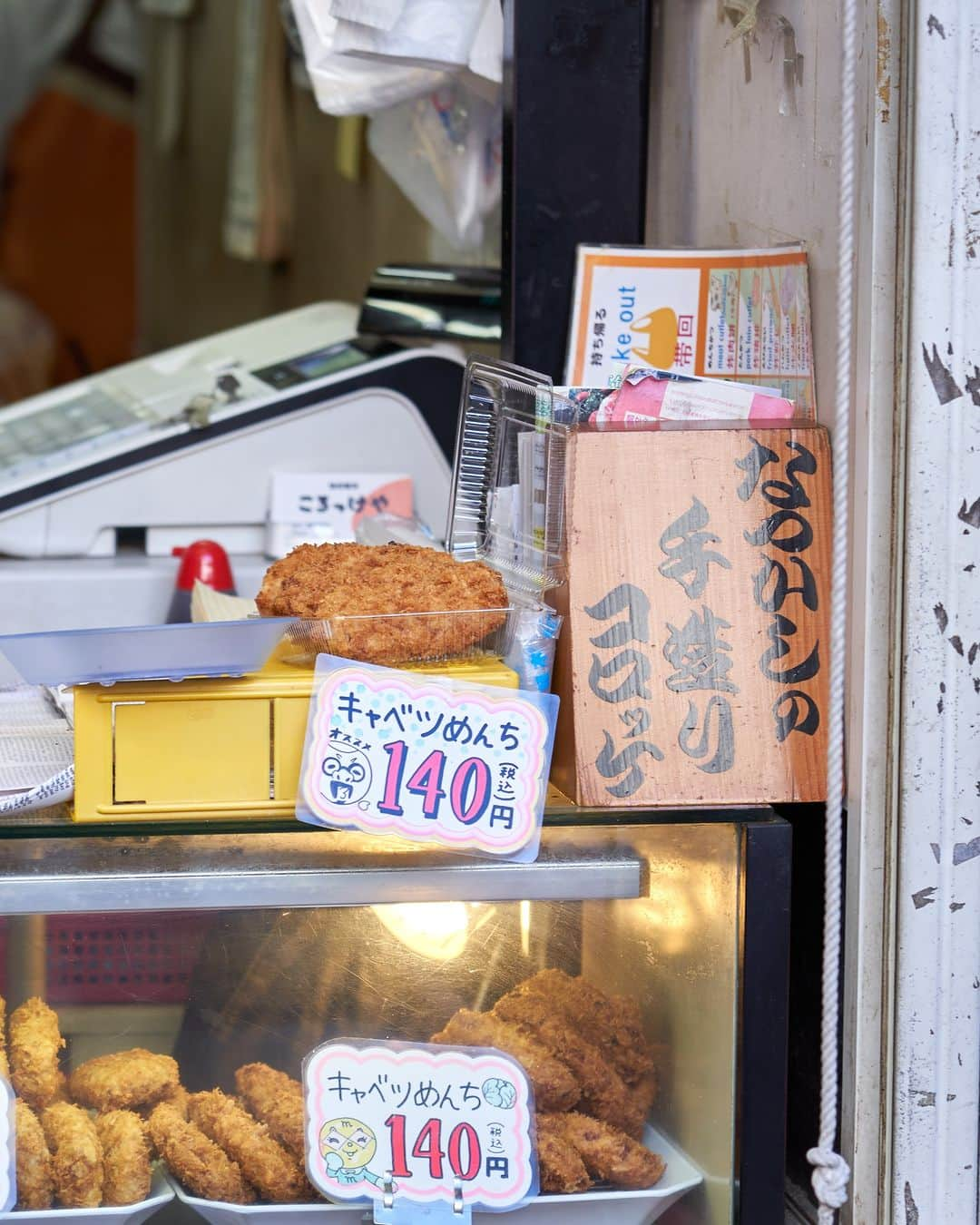 宮城県観光課さんのインスタグラム写真 - (宮城県観光課Instagram)「◁他の投稿はこちらから！  今回は、仙台市にある「仙台朝市」の歴史をご紹介！  【仙台朝市】 仙台朝市は仙台駅から徒歩5分、新鮮な地元宮城の食材を豊富に取り揃えた商店街です。  起源は昭和20年、空襲で焼け野原となった仙台駅前に多くの露店が立ち並び、そこに「青空市場」が誕生しました。  その後、昭和60年（1985年）には仙台朝市通り商店街連合会が発足し、仙台の台所として大きく発展していきます。   時代が昭和から平成、令和に改まって現在に至るまで、市民に愛され、市民を愛する仙台の台所として営業しています。  威勢のいい掛け声が響く、活気あふれる仙台朝市で、仙台の「食」をご堪能ください！  今回ご紹介したお出かけスポットについてもっと知りたい方は、 「ここ好き宮城」とコメントしてみてくださいね💬 チャットボットがDMで詳細情報をお届けします。 ※ご連絡が届かない場合は、DMの受信設定をご確認ください。  #観光 #宮城 #宮城県 #miyagi  #宮城旅行 #宮城観光 #仙台朝市 #仙台市 #ここ好き宮城 #笑顔咲くたび伊達な旅」12月8日 19時00分 - miyagi_pref_kankou