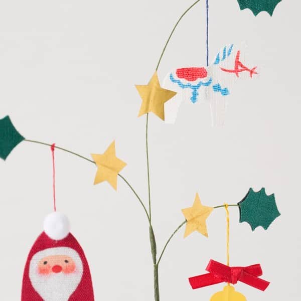中川政七商店さんのインスタグラム写真 - (中川政七商店Instagram)「「冬の、足音。」  気がづけば、12月。中川政七商店でも、冬の足音が聞こえ始めています。 ヨーロッパのお祝いとして日本の家庭にも馴染んでいるクリスマス。 日本の暮らしの中でも溶け込むよう、手績み手織り麻で 置き飾りにしました。 手仕事の柔らかい風合いは、和にも洋の部屋にもマッチしてくれます。  上部に吊り下げている北欧の伝統工芸「ダーラナホース」をモチーフにしたオーナメントは、幸せを運ぶ「幸運の馬」ともいわれています。 窓際や玄関など風通しの良い場所にお飾りいただくと、オーナメントが優しく揺れる姿をお楽しみいただけます。  ▶クリスマス置き飾り／￥2,200  🦌プロフィールのリンクから、お値段など詳しい情報をご覧いただけます @nakagawamasa7  🦌渋谷店では代引きを承っております(03-6712-6148)  ． 日本の工芸が教えてくれる 暮らしかた、生きかた。  Japan’s kogei. Teaching us how to live how to be. ．  #中川政七商店 #暮らしの道具 #japaneseculture #nakagawamasashichi #日本の風習 #置き飾り #インテリア #しつらい #季節の行事 #季節の設え #日本の風物詩 #オーナメント #季節のしつらえ #季節を楽しむ #季節を感じる #歳時記 #クリスマス #クリスマスオーナメント #クリスマスの飾り」12月8日 19時00分 - nakagawamasa7