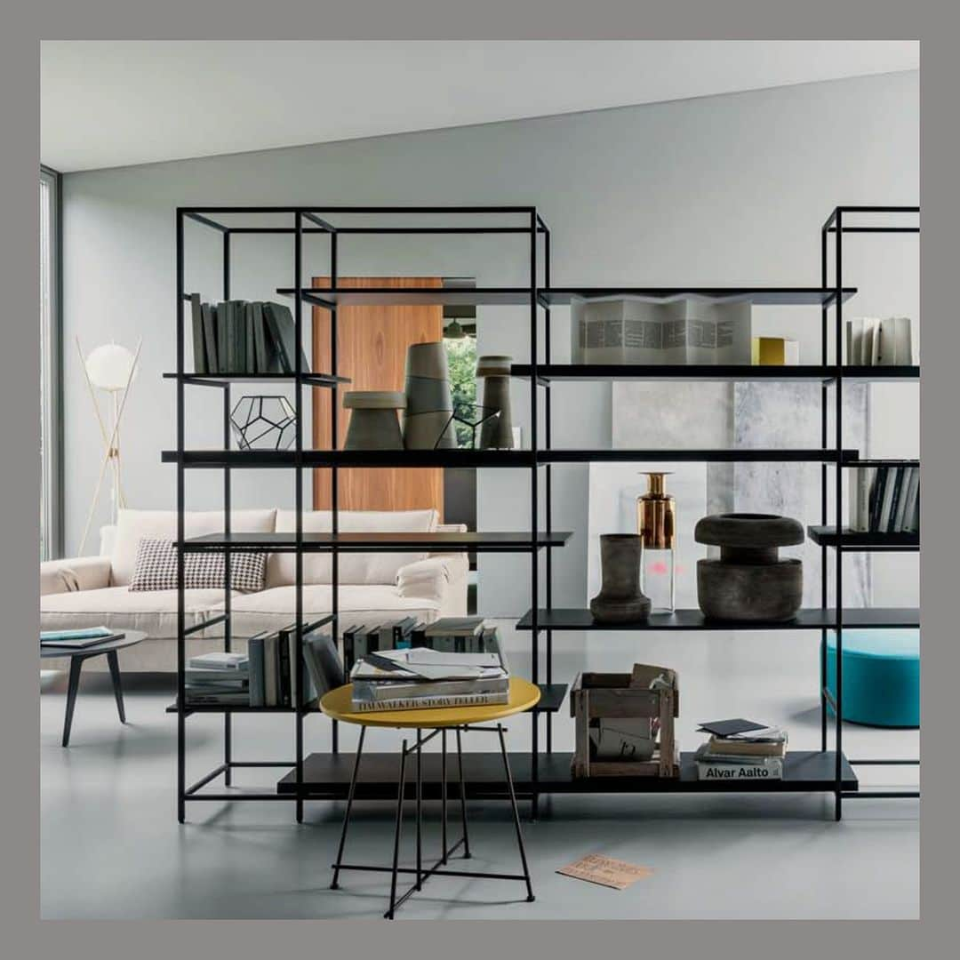 Cassina ixc. (カッシーナ・イクスシー) のインスタグラム：「LEMA（レマ）の置き型ブックシェルフ＜PLAIN BOOKCASE（プレイン ブックケース）＞。ミニマルなメタルのストラクチャーをベースに、2 種類の厚みのシェルフを好きな位置に通して自由なレイアウトを楽しめます。 . #cassinaixc #lema #cabinet #bookshelf #interior #lifestyle #design #interiorinspiration #homedecor #カッシーナイクスシー #レマ #ブックシェルフ #オープンシェルフ #インテリア #インテリアコーディネート #インテリアショップ #デザイン #ライフスタイル」