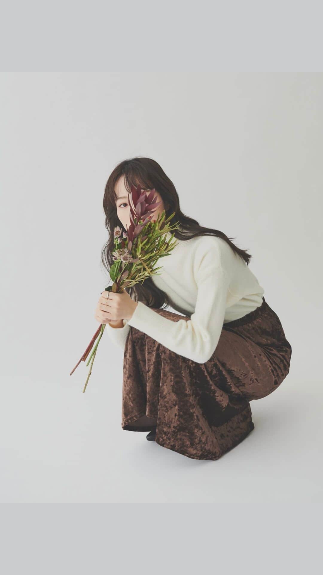 パラビオン オフィシャルのインスタグラム：「. クラッシュベロアロングスカート beige/brown/black 3,300yen tax in  上品な光沢で女性らしいコーデに  〖Design〗  ・伸縮性のあるクラッシュベロアを使用したロングスカート ・ウエストゴムで楽な履き心地♪ ・裏地あり  〖Styling〗 タイトすぎないほどよいマーメイドラインで シルエットを綺麗に見せてくれます。 ウエスト周りがスッキリしているので オーバーサイズのトップスを合わせても バランスの取れたコーデになります◎  ———————————————   プロフィールのリンクから ZOZOTOWN にて  お買い物をお楽しみください。   ▶︎ @paravion_official   ———————————————    #paravion #ParAvion_official #パラビオン」