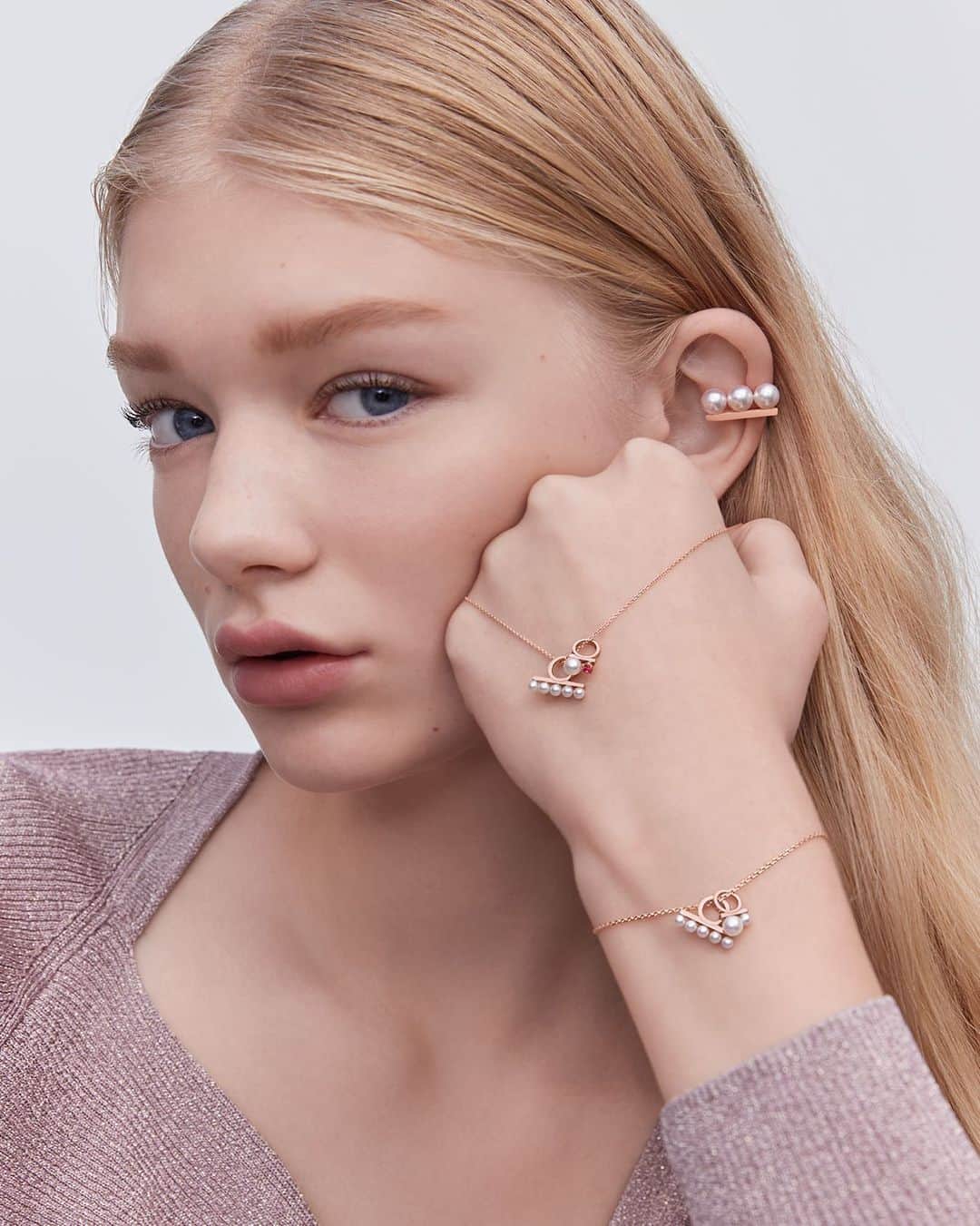 TASAKIのインスタグラム：「The petite birthstones and pearl charms from the ‘balance Charm Gift’ collection are designed to sparkle with every movement. Adorable jewellery for the holidays that fills your heart with happiness.  多彩なバースストーンとパールのミニチャームが揺れる「balance Charm Gift」。 心踊るホリデーシーズンは、愛らしいジュエリーのギフトで幸せをかたちにして。  #TASAKI #Holiday #TASAKIbalance」