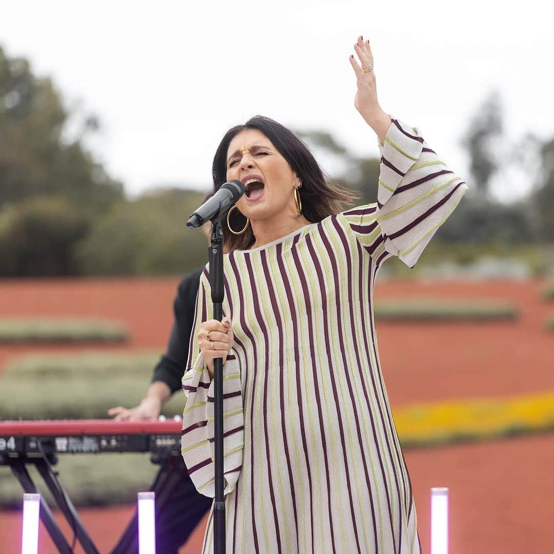 ジェシー・ウェアさんのインスタグラム写真 - (ジェシー・ウェアInstagram)「Performed in the beautiful Royal Botanical Gardens in Cranbourne, Melbourne thanks to @sunriseon7 - go and give it a watch! X」12月8日 19時00分 - jessieware