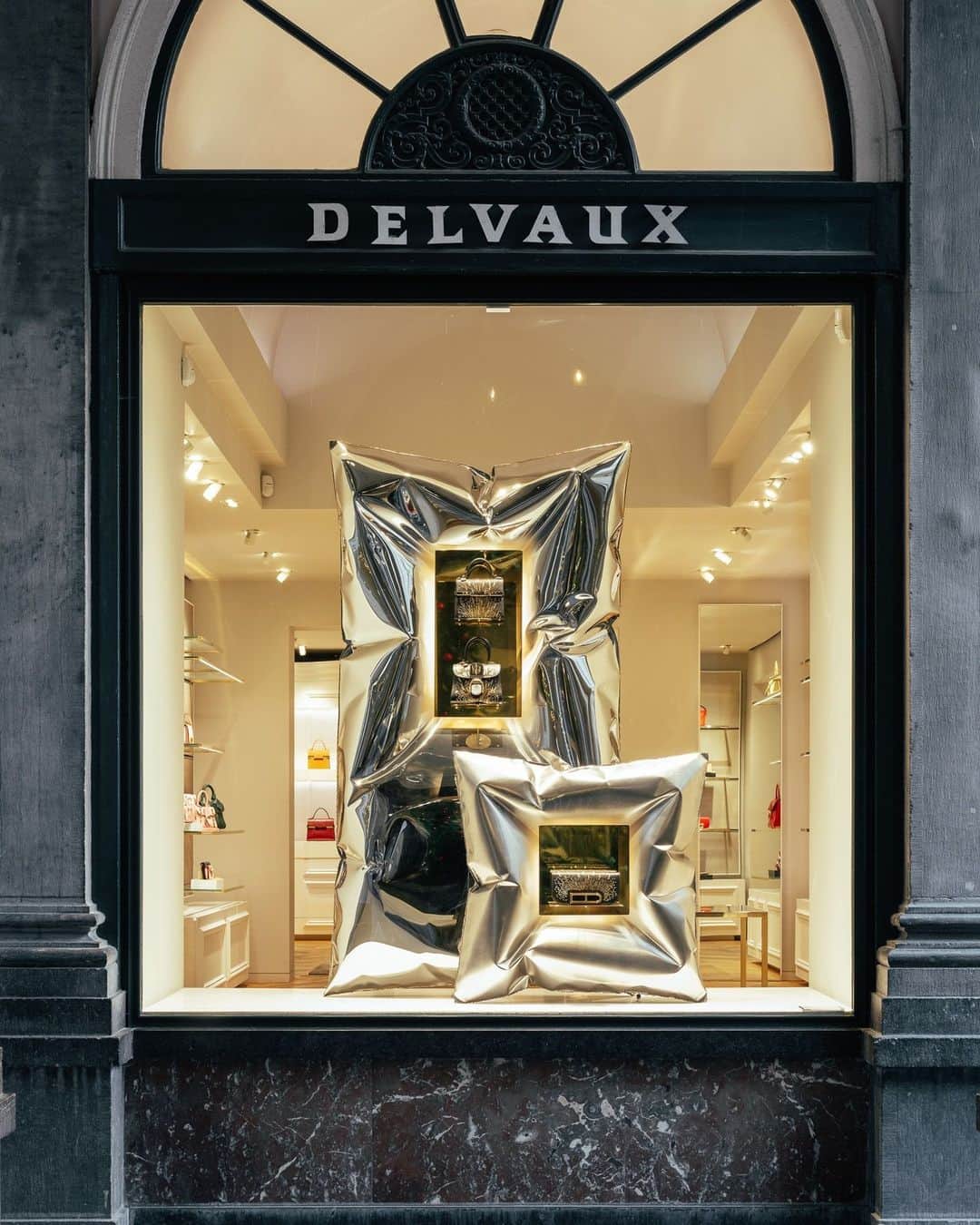 デルボーのインスタグラム：「D-17 before Christmas.  We welcome you to our boutiques!⁣ ⁣Delvaux boutiques are window dressed to perfection with the most festive designs from our collections accented by silver pillows by artist Ben Storms. Discover the art and craft of our ateliers and exquisite gifts for everyone on your list, including yourself.⁣ ⁣ #Delvaux」
