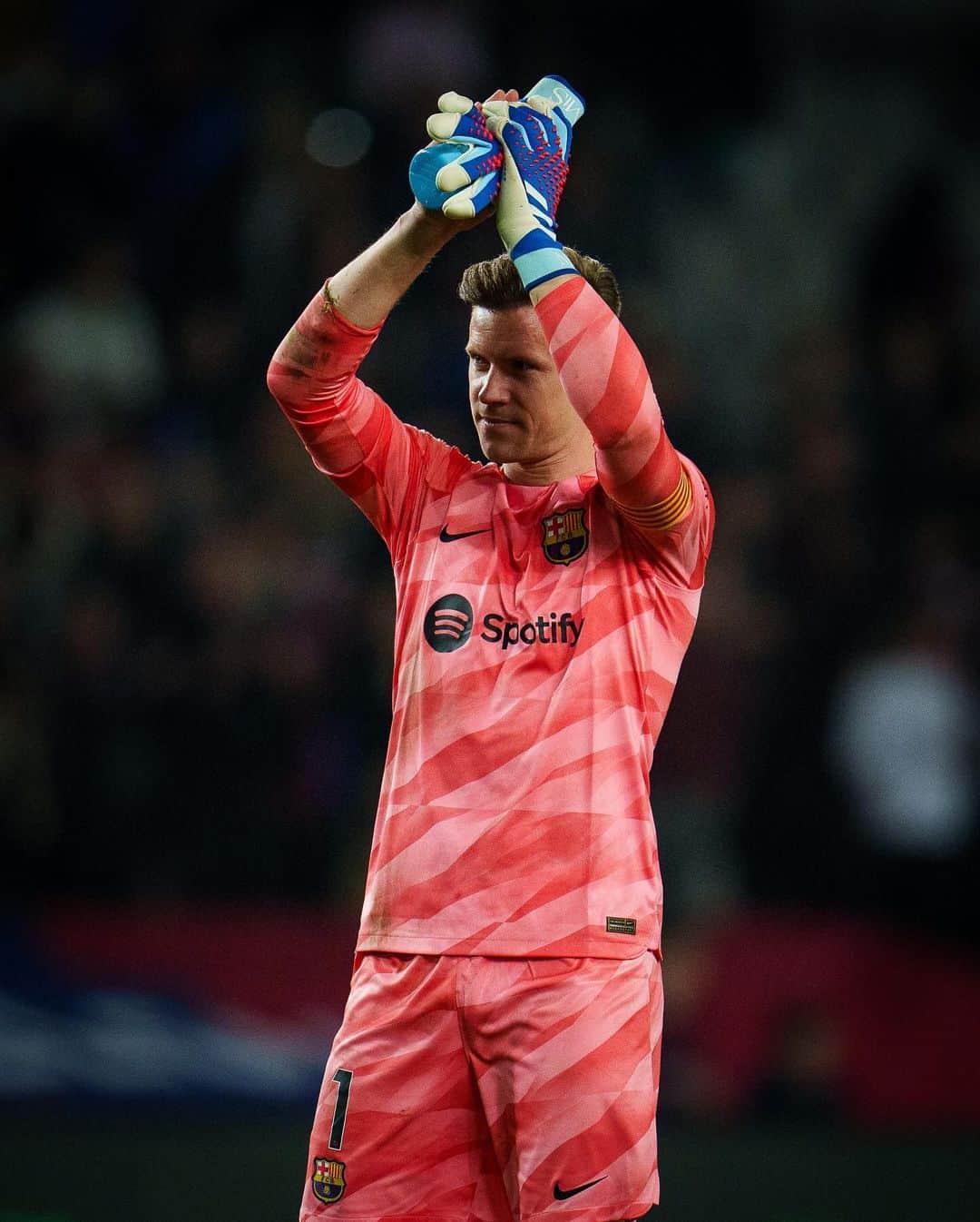 FCバルセロナのインスタグラム：「🚨 𝐌𝐞𝐝𝐢𝐜𝐚𝐥 𝐮𝐩𝐝𝐚𝐭𝐞 🚨  First team player Marc ter Stegen has successfully undergone surgery for his lower back issues. The procedure was performed by Dr. Amélie Léglise under the supervision of the Club's Medical Services, at Sports Clinic Bordeux Merignac. He is out and his recovery will determine his availability.  🚨 𝐂𝐨𝐦𝐮𝐧𝐢𝐜𝐚𝐭 𝐦𝐞̀𝐝𝐢𝐜 🚨  El jugador del primer equip Marc ter Stegen ha estat intervingut satisfactòriament dels seus problemes lumbars. És baixa i la seva evolució marcarà la disponibilitat.  🚨 𝐂𝐨𝐦𝐮𝐧𝐢𝐜𝐚𝐝𝐨 𝐦𝐞́𝐝𝐢𝐜𝐨 🚨  El jugador del primer equipo ha sido intervenido satisfactoriamente de sus problemas lumbares. Es baja y su evolución marcará la disponibilidad.」