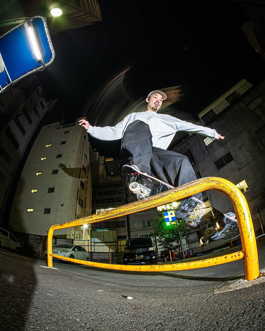 スケートボードのカリフォルニアストリートのインスタグラム：「当店スタッフ/ Hirokazu Goya  F/S SMITH GRIND  @color_communications 📸  CALIFORNIA STREET 東京都渋谷区代官山町7-3 Tel 03-3461-9725 Store Hours 12:00 ~ 19:00 通販 : 17時までのご注文で即日発送 年中無休(12/31 ~ 1/3 を除く)  #skateboard #skateboarding #skater #カリフォルニアストリート #カリスト #スケートボード #スケボー #スケーター #californiastreet #calst」