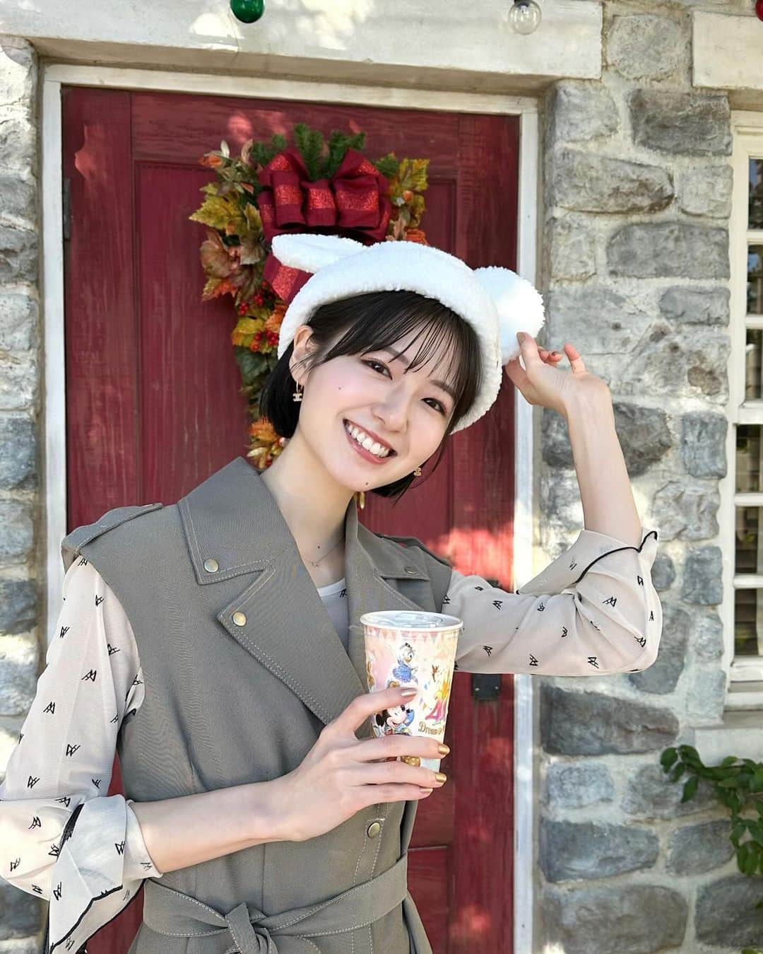 糸原美波さんのインスタグラム写真 - (糸原美波Instagram)「𝐷𝑖𝑠𝑛𝑒𝑦 𝑐𝑜𝑑𝑒 🏰♡  オールインワンと中のシースルートップスは @aimeine_official の♡  あゆちゃんのこだわりがいっぱい詰まってて 本当に可愛い 🥹  #itominacode #aiméine  #ディズニーコーデ #ショートヘア #ショート　 #ボブ」12月8日 19時03分 - minami_itohara