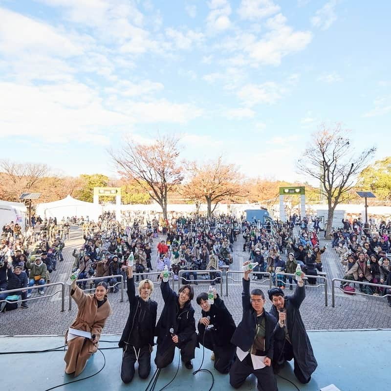 J-WAVEのインスタグラム：「話題のバンド #新東京 と乾杯！🎶  12月2日、3日にイベント広場で開催された 『J-WAVE presents INSPIRE TOKYO 2023 WINTER』🎅  2日にJ-WAVEの番組 『GRAND MARQUEE』が行った 「POKKA SAPPORO HOP FORWARD」の 特別公開収録レポートを J-WAVE NEWSで公開しました✨  ゲストで登場したのは 『SONAR MUSIC』内のコーナー 「SONAR’S ROOM」で レギュラーナビゲーターを務める、 4人組ギターレスバンド・新東京🗼  バンドの“成長”をたっぷり語ってくれました🎙  J-WAVE NEWSサイトからぜひご覧ください📝  #PR #ホップ炭酸水 #jwave #マーキー813  @shintokyo_city @grandmarquee813」