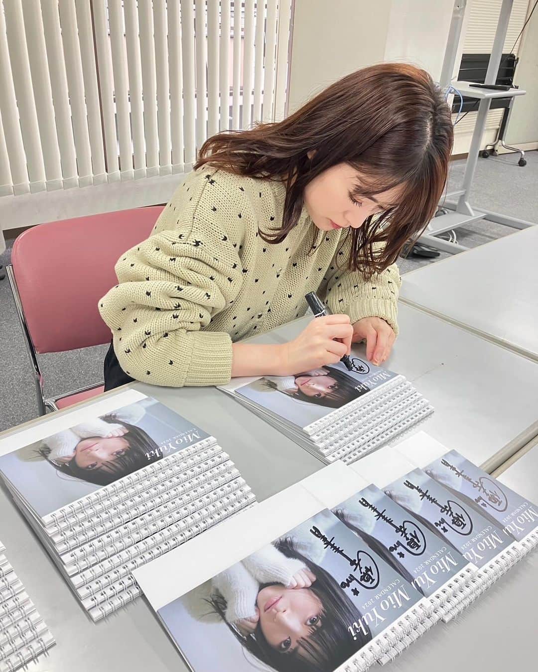 ホリプロ Actorさんのインスタグラム写真 - (ホリプロ ActorInstagram)「#優希美青 明日9日は、カレンダーお渡し会です！ たくさんの方にお会いできるのを楽しみにしております。  12時〜HMVエソラ池袋でお待ちしております！  #2024カレンダー」12月8日 19時05分 - horipro_official_actor