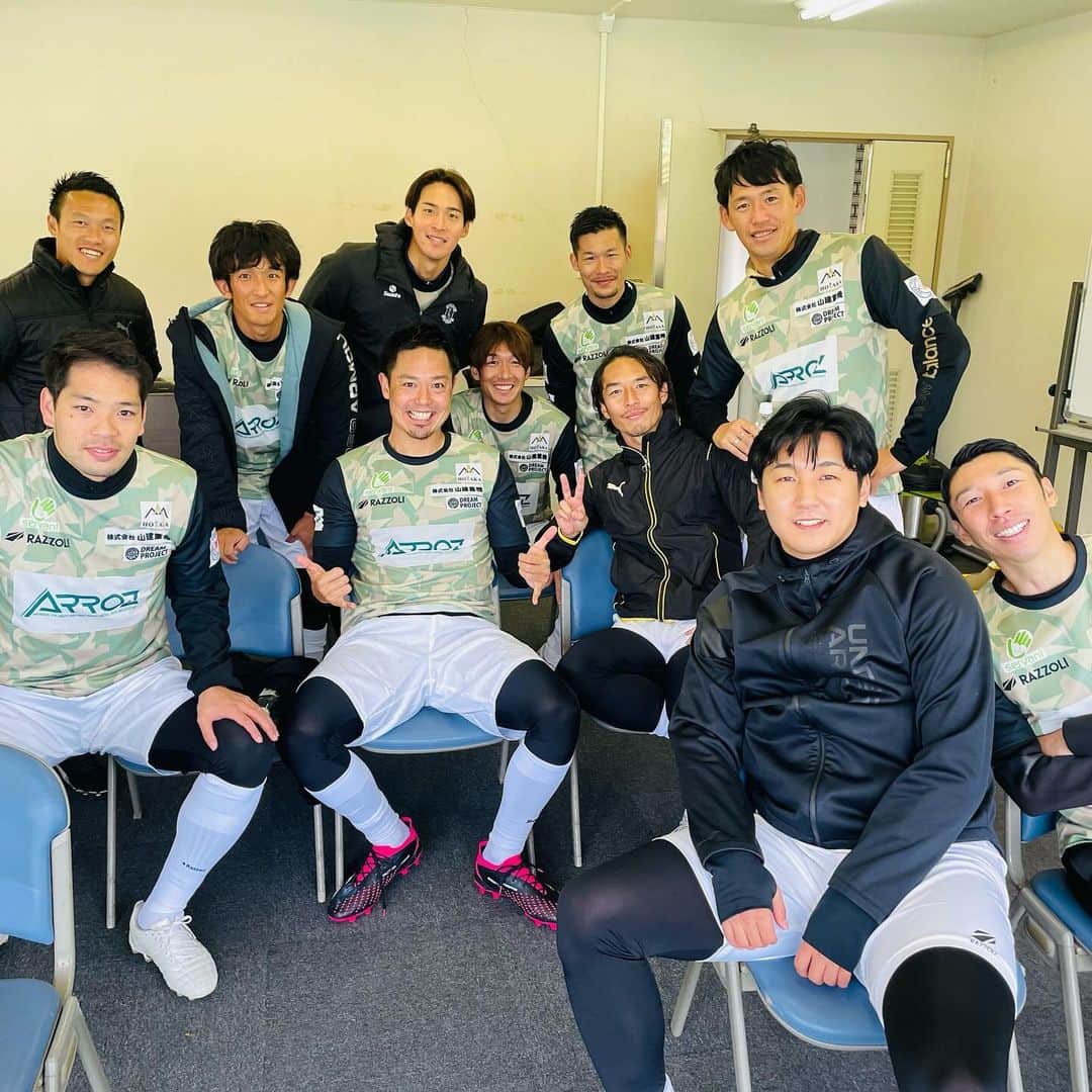 片山真人さんのインスタグラム写真 - (片山真人Instagram)「【ガチャスタグラム OB戦篇】  先日、岐阜県多治見市でOB戦に参加⚽️ YouTuberチームと対決してきた🔥 色々な選手とプレーできて光栄やった🙌  #ドリームプロジェクト in多治見🏟️ #多治見市 を元気にしようイベント😃 #fc岐阜 OBチームで参加🟢 #現役 と#ob 混合チーム⚽️ #razzoli ユニフォーム👕 #youtuber チームと対戦⚡️  《FC岐阜OBチーム⚽️》 #船津徹也 氏🟢 #佐藤洸一 氏🟢 #服部康平 氏🟢 #押谷祐樹 選手🟢 #中島賢星 選手🟢 #小山新 氏🟢 #小野悠斗 氏🟢 #阿部正紀 氏🟢 #片山真人 #ガチャ 🟢  各世代のOBたち✌️ ちなみに、最年長OBは…片山でした😳  交代無しで30分を3本😏⚽️ めっちゃ楽しかったし、なかなか動けたし、点も獲れた😈  #アンテロープ 塩尻トレーニング様様や🏋️🏋️‍♀️🏋️  多くの方が応援してくれたし、感謝や🙌 ありがとう😊 ※2008年当時のガチャユニ持ってきてくれた方もいてビックリしたわ😆  OBチームも即席やけど、NICE TEAMやったし⭕️  YouTuberチームとの試合も初体験やったし楽しかった‼️ #梅ちゃん 🎬 #マキヒカ 🎬 はじめ、皆さんありがとう🤝  特に高校生以下のみんながめっちゃワイワイ盛り上がってて、時代を感じたわ🤣  イベント運営してくれたみんな、 参加者のみんな、 RAZZOLI、  みんな、ありがとう😊 また第2回期待してる⤴️⤴️  さあ今週末は、#松本山雅fc の仕事🏔️ #positive を積み重ねる➕✨ #積小為大 ✨ #onesoul ☝️  さあ善光寺宿坊泊も初体験😁 どうなるやろかー😈😈😈」12月8日 19時06分 - gachastagram.11