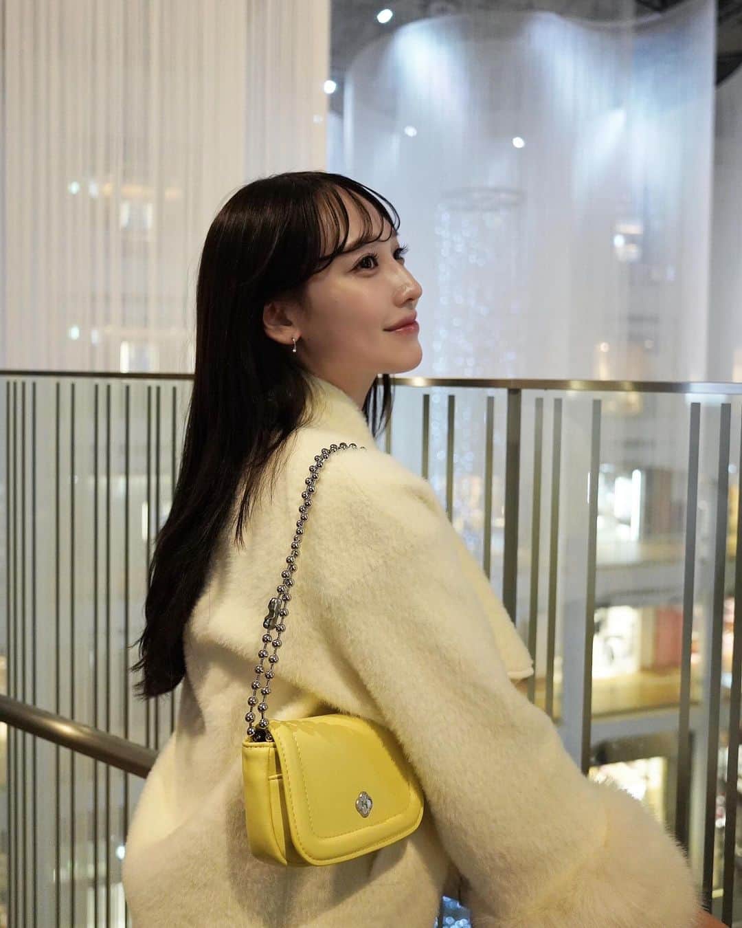 よねいはるかのインスタグラム：「この日のwhite code が好評だったので 投稿にも🤍  Special Bag のアウターなので 迷っている方は是非見てみてください☺️🎀  ストーリーに載せたお気に入りバッグも載せました👜  outer : @le.ema_official  bag : @shopheeari  @shopheeari_jp  bottoms : @naturalbeautybasic_official」