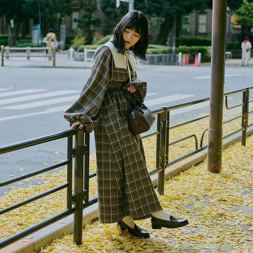 kutir / クティールさんのインスタグラム写真 - (kutir / クティールInstagram)「【クティールとレトロ12月アイテム🍂】  ZOZOTOWNとSHOPLISTにて12月14日 12時発売スタート🚩  🔍993309 🍎アソートダブルカラーワンピース price:5,595（taxin） color:red,green check,brown check size:S,M,L   #kutir #クティールとレトロ#レトロ #ヴィンテージガーリー #ヴィンテージ #昭和レトロ #ガーリーコーデ #レトロかわいい #zozotown購入品 #Z0Z0 #秋コーデ #プチプラコーデ #着回しコーデ #秋カラー #二枚襟 #チェックワンピース #ワンピース好きな人と繋がりたい #秋コーデ #ダブルカラーワンピース #赤ワンピース #チェック」12月8日 19時08分 - kutir_ladies