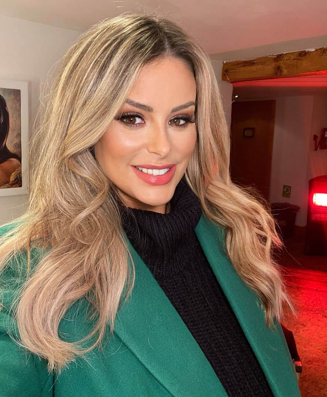 リアン・スグデンのインスタグラム：「Oooohhh she’s up to something! 😌😇  Back in front of the camera yesterday, loved it 📸」