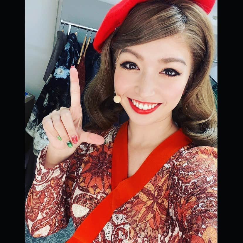 ダンドイ舞莉花さんのインスタグラム写真 - (ダンドイ舞莉花Instagram)「I had so much fun being “Sue” in #ASliceOfSaturdayNight ❤️  Sue is always so full of love and compassion. Okay, sometimes she may need a bit of a push from her friends to boost her confidence, but that helps her to become stronger. And her heart is just absolutely beautiful.  Thank you Sue for sharing your life with me!   I hope we can cross paths again soon😉  #スライスオブサタデーナイト で スーを演じる事ができて、本当に良かった！  愛に溢れるスー。 自信がない時もたくさんあるけど、友達の支えやアドバイスのおかげで少しずつ強くなっていくスー。 美しすぎる心の持ち主、スー。  スーと出会えて良かった。 私と出会ってくれてありがとう！ また会おうね🤍  #ミュージカルスクールオブロック で共演させて頂いた、子役の #大久保実生 ちゃんが描いてくれたスーのイラスト😍  めちゃ可愛い💕 ありがとうね😘  #musicaltheatre #musical #theatre #thankyou #sue #actor #performer #singer #art」12月8日 19時11分 - mdandoy18