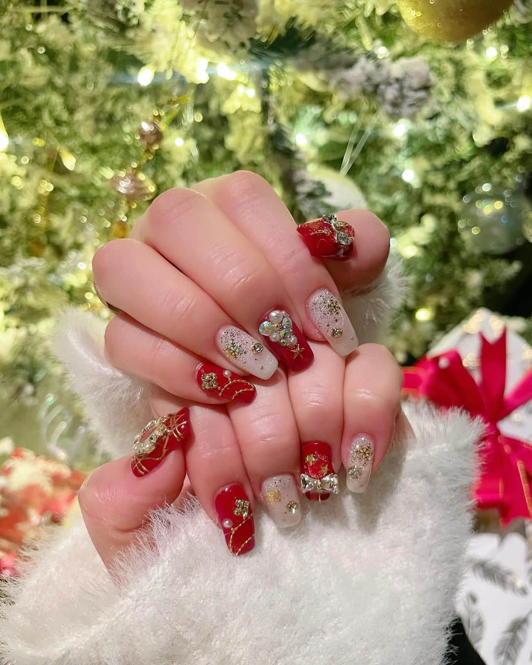 まゆぴちゅーのインスタグラム：「𝙓𝙢𝙖𝙨 𝙣𝙖𝙞𝙡🎅🏻🎄❤️  赤と白のかわいいキラキラ クリスマスネイルにしてきたよぉ❄️🎁💓  リースの部分とツリーのとこと、 リボンの下にキラキラのぷっくりした透明の まるまるを入れたのがポイント🔔💓💓  めちゃぎゃんわいぃいい😭😭💓💓💓  今回もこの天才ネイルをしてくれたのは、 東新宿にある @unflair_shinjuku の ちはるさん💅♡ @chiharinko0409   まじセンス良くてうまくて施術も速いの🥲🫶🏻  いつもありがとうございます🤤🩷🩷  ぜひ真似してみてください🙈🎄♡ . . . #クリスマスネイル #クリスマスネイル2023 #ツリーネイル #リースネイル #キラキラネイル #赤ネイル #雪ネイル #冬ネイル #冬ネイルデザイン #クリスマスネイルデザイン」