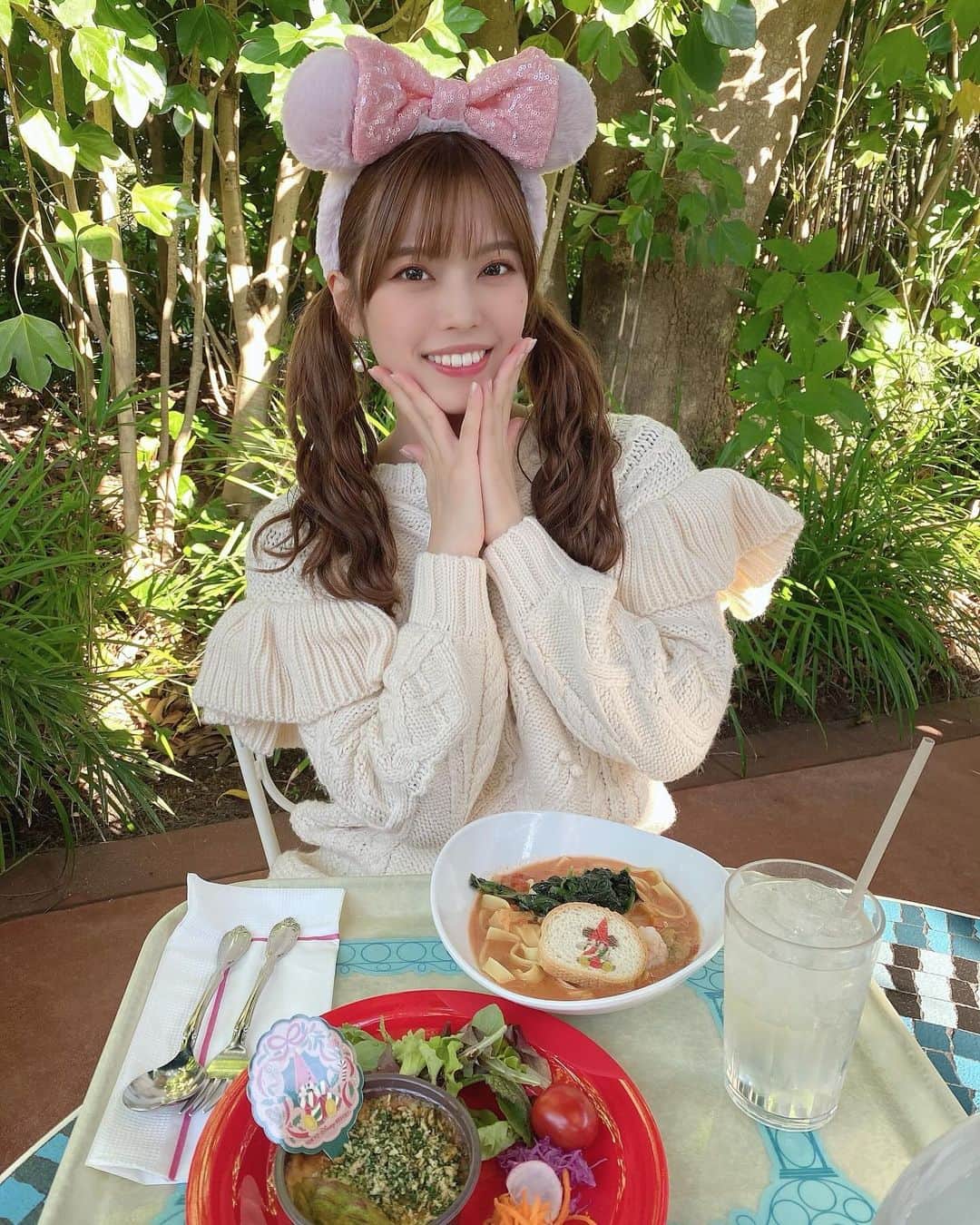 林茜実里さんのインスタグラム写真 - (林茜実里Instagram)「🌟🤤 : クリスマススペシャルメニュー🎄✨ クリスマスの限定メニューもしっかり食べれてご満悦です✌︎笑 : パンにかいてあるリルリンリンがかわいいねん💭 : #ディズニーランド #ディズニーカチューシャ #ディズニーランドグルメ #プラザパビリオンレストラン #ディズニークリスマス2023」12月8日 19時12分 - amirihayashi_pimms
