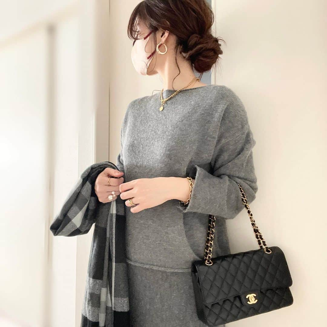 meiさんのインスタグラム写真 - (meiInstagram)「@fifth_store  #PR #fifth fifthの可愛いニットアップ🧶  ニットアップは上下それぞれ単品使いもできるから着回し力抜群！ しかもこれ、私が好きなボートネック😍 ボートネックって首が綺麗に見えるから好き♡ 伸縮性もあるしチクチクしないから着心地もいいよ ウエストも伸びるからストレスフリーで苦しくないのも嬉しいポイント！ これMだけど普段Lサイズの私でも着れたよ😀  ホワイト、グレー、ブラック、ラベンダーの4色展開🌈  ✔︎ボートネックニットスカートセットアップ 【品番：ES23F8408】  このセットアップMAX40％のクーポンが出てたよ🌷 ストーリーにリンク貼っておくのでぜひチェックしてみてね❣️  #大人コーデ #ニットアップ #高身長コーデ #フィフス #fifthコーデ #着回し #着回しコーデ #fashion  #outfit #プチプラコーデ #フィフスタイル #fifthtl #ボートネックニットスカートセットアップ」12月8日 19時13分 - mei.5.7.des