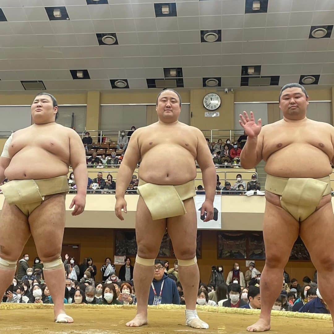 日本相撲協会さんのインスタグラム写真 - (日本相撲協会Instagram)「令和5年 冬巡業  ここまでの巡業の様子をお届け！ 普段はあまり見ることがない稽古。 申し合いにぶつかり、三番稽古など種類は様々。  質問コーナーや髪結い実演など、初めて相撲を見る方にもお楽しみいただけるコーナーが盛りだくさん！  本場所とはまた違う巡業。 ぜひ最後までお楽しみください！  @sumokyokai #sumo #相撲 #巡業 #冬巡業  #お相撲さん #力士 #イベント #japan #japanculture #オフショット #稽古 #Christmas #一山本とメリークリスマス」12月8日 19時15分 - sumokyokai