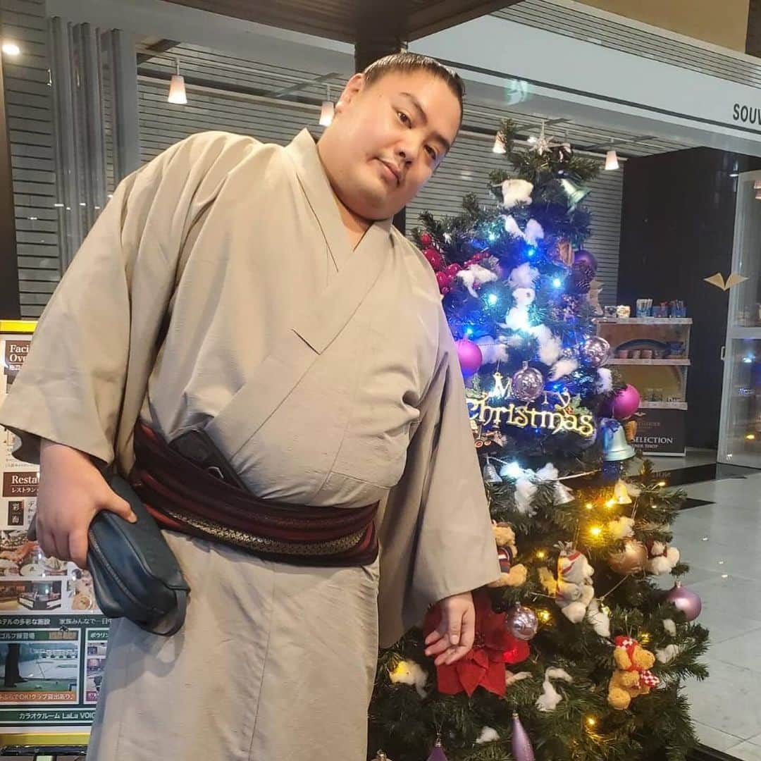 日本相撲協会さんのインスタグラム写真 - (日本相撲協会Instagram)「令和5年 冬巡業  ここまでの巡業の様子をお届け！ 普段はあまり見ることがない稽古。 申し合いにぶつかり、三番稽古など種類は様々。  質問コーナーや髪結い実演など、初めて相撲を見る方にもお楽しみいただけるコーナーが盛りだくさん！  本場所とはまた違う巡業。 ぜひ最後までお楽しみください！  @sumokyokai #sumo #相撲 #巡業 #冬巡業  #お相撲さん #力士 #イベント #japan #japanculture #オフショット #稽古 #Christmas #一山本とメリークリスマス」12月8日 19時15分 - sumokyokai