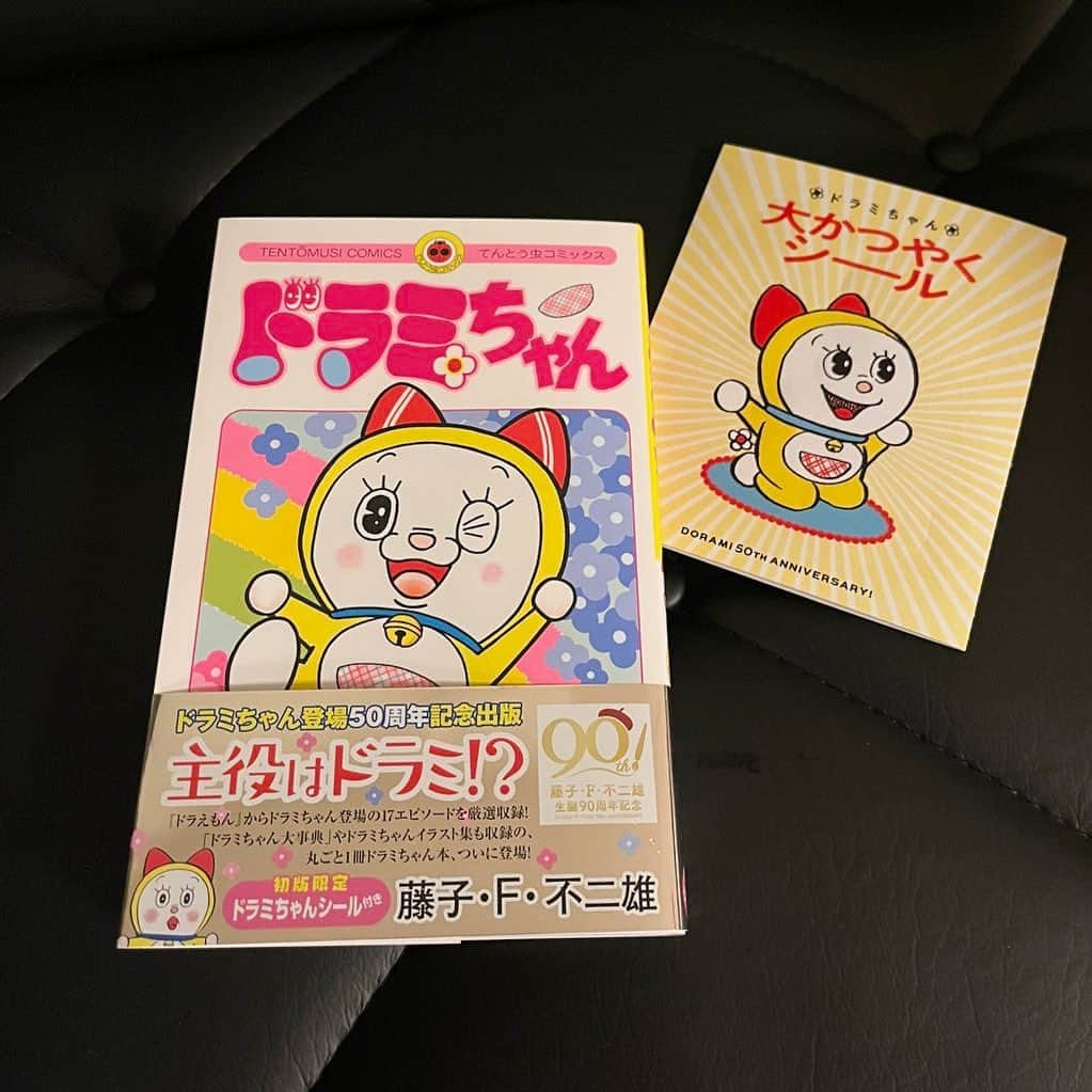 千秋さんのインスタグラム写真 - (千秋Instagram)「『ドラミちゃん』 漫画『ドラえもん』にドラミちゃんが登場して今年で50周年を迎えました👏🏻 それを記念しての単行本。 これを読めばドラミちゃんのことをもっと知ることができます。 しかもちょっとカラーなページがあったりして嬉しい。  ドラミちゃん、超超超可愛い😍 「発売中でーす！うふふ」  #ドラえもん #ドラミちゃん #doraemon #dorami」12月8日 19時24分 - chiaki77777