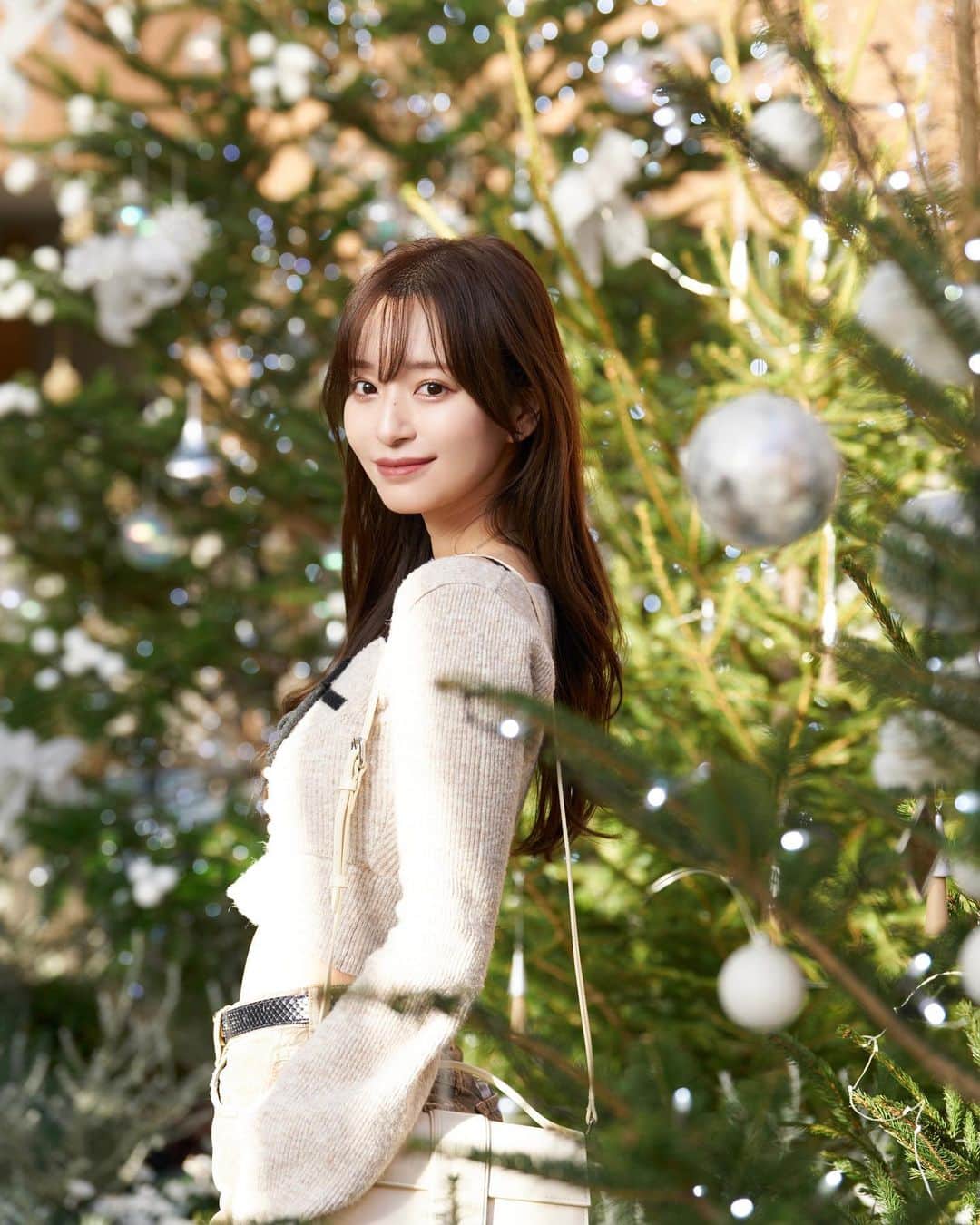 早川実季さんのインスタグラム写真 - (早川実季Instagram)「🎄🎁🤍🎀  クリスマスツリー大好きで、たくさん写真撮っちゃう…！ お気に入りの @andmary_official のニットと🐈🧶  靴は @grl_official の厚底ムートン⛄️♡まとめて買ったから今度YouTubeでレビューします🪄🧦  #andmary #acnestudios #jacquemus #GRL  #grl購入品 #クリスマスツリー #クリスマスフォト」12月8日 19時24分 - hayakawa_miki