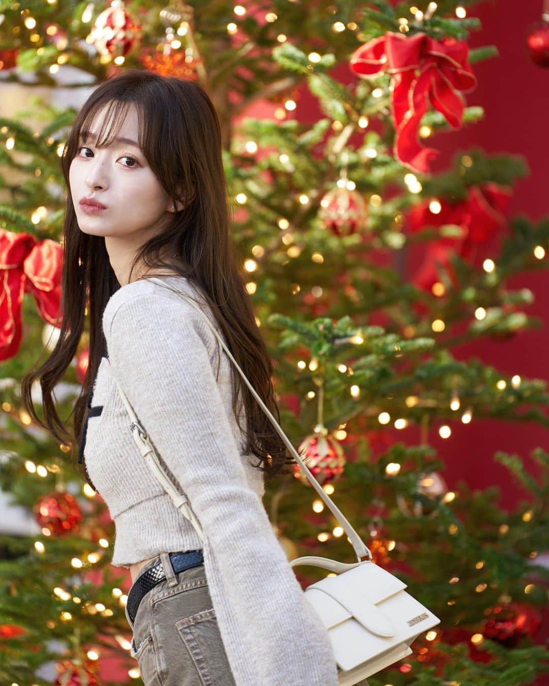 早川実季さんのインスタグラム写真 - (早川実季Instagram)「🎄🎁🤍🎀  クリスマスツリー大好きで、たくさん写真撮っちゃう…！ お気に入りの @andmary_official のニットと🐈🧶  靴は @grl_official の厚底ムートン⛄️♡まとめて買ったから今度YouTubeでレビューします🪄🧦  #andmary #acnestudios #jacquemus #GRL  #grl購入品 #クリスマスツリー #クリスマスフォト」12月8日 19時24分 - hayakawa_miki