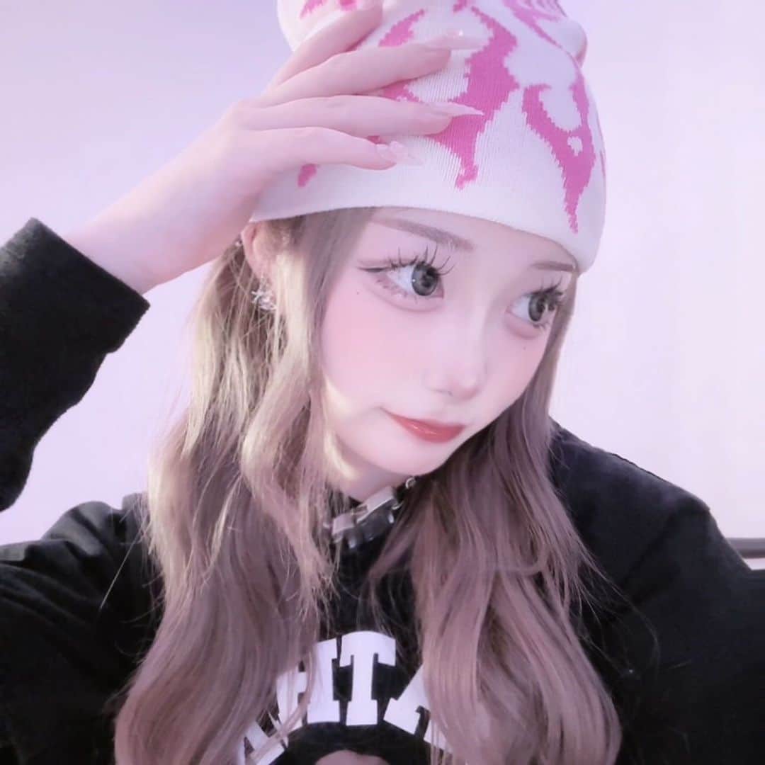 ここねのインスタグラム：「ふだんキャップが多いけどビーニーもかわいいね😘💕💕 @dopeclub666 チェックしてねん☑️🩶🩶 みんなとお揃いしたい気持ち🥺💕」
