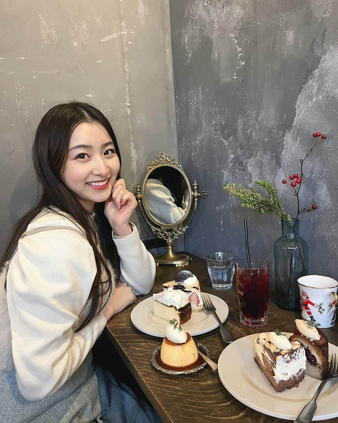 杏ジュリアのインスタグラム：「#ときプレ でひとちゃん🍓が教えてくれた、なんと月に3日しか営業していない”チーズケーキ🧀”のお店に行ってきました~😋  前日は、7時には記帳終了みたいで、折角行って食べれないのは悲し過ぎるので始発で向かってみました（´-`）.｡oO 🚃  早過ぎたかな〜と思いきや長蛇の列でジュリアは38組目でぎりセーフ💦  どのチーズケーキもお洒落で美味しくて幸せ空間でした🤤 全種類テイクアウトして、翌日もチーズケーキパーティしました🧀 大満足〜💗  ちなみにジュリアのお気に入りは、チョコマシュマロのチーズケーキでした😋  また、行きたいな！！  #チーズケーキ #学芸大学カフェ #december #冬コーデ #朝5時のジュリア  #instagood  #インスタ映え #longhair #ootd #code  #메이크  #followme  #오오티디 #데일리코디 #여름코디 #japan #도키센 #초도키메키센덴부 #japan #idol #杏ジュリア #超とき宣」