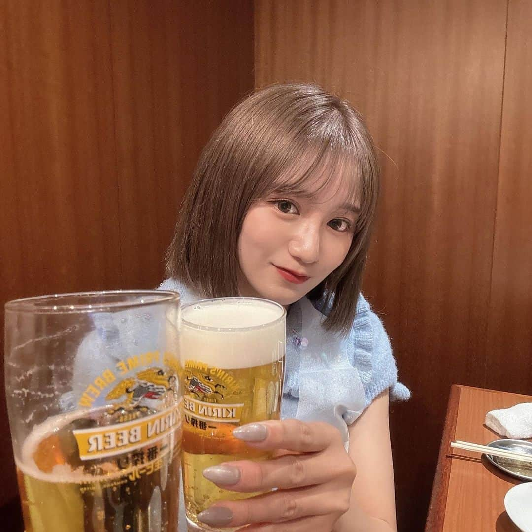 星名美怜のインスタグラム：「🖤🖤🖤 . 金曜日ですね  お疲れなまです🍺 珍しく母がビール飲んでみたいって言って 乾杯した笑 . #mireinsta #星名美怜  #乾杯 #お疲れ様 #金夜  #生ビール #チャン #焼肉グルメ #焼肉 #東京焼肉 #都内焼肉 #虎ノ門焼肉 #虎ノ門グルメ」