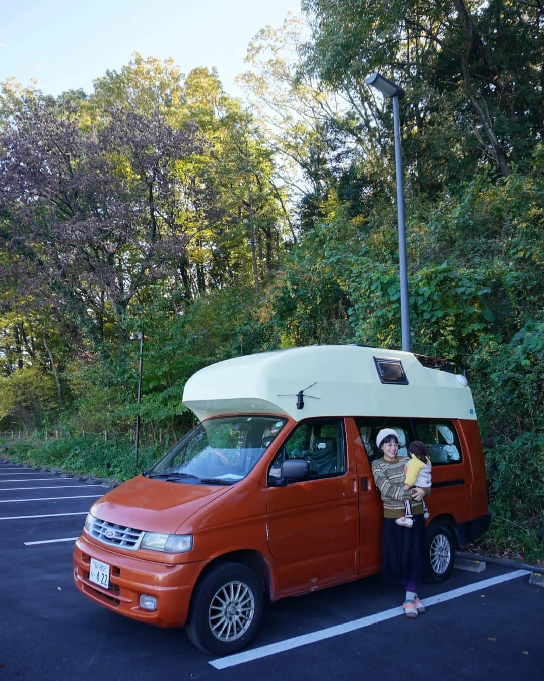 芳美リンさんのインスタグラム写真 - (芳美リンInstagram)「ムーミンバレーパークでは、施設の駐車場にRvパークスペースがあり、お泊りできます👏　  パークで目一杯遊べるのよいー♪  トイっぷ号は家族三人で眠るには少し手狭なので、 Carstay でレンタルした、車に泊まりました♪  車中泊はすっかり慣れているラナちゃんは、 楽しそうにしていましたよ♪  カッコよい車に、 @nature_tonesの新しいラック、をコーディネート♪ 良い雰囲気ー♡  #THEMASUDASTAND #マスダ スタンド #ネイトアンバサダー #ムーミンバレーパーク#ムーミンのある暮らし #moomin#rvパーク#子連れ旅#マタ旅 #トドラー #travelToddler#トラベルトドラー#carstay#バンタメ」12月8日 19時22分 - lynn.lynn5