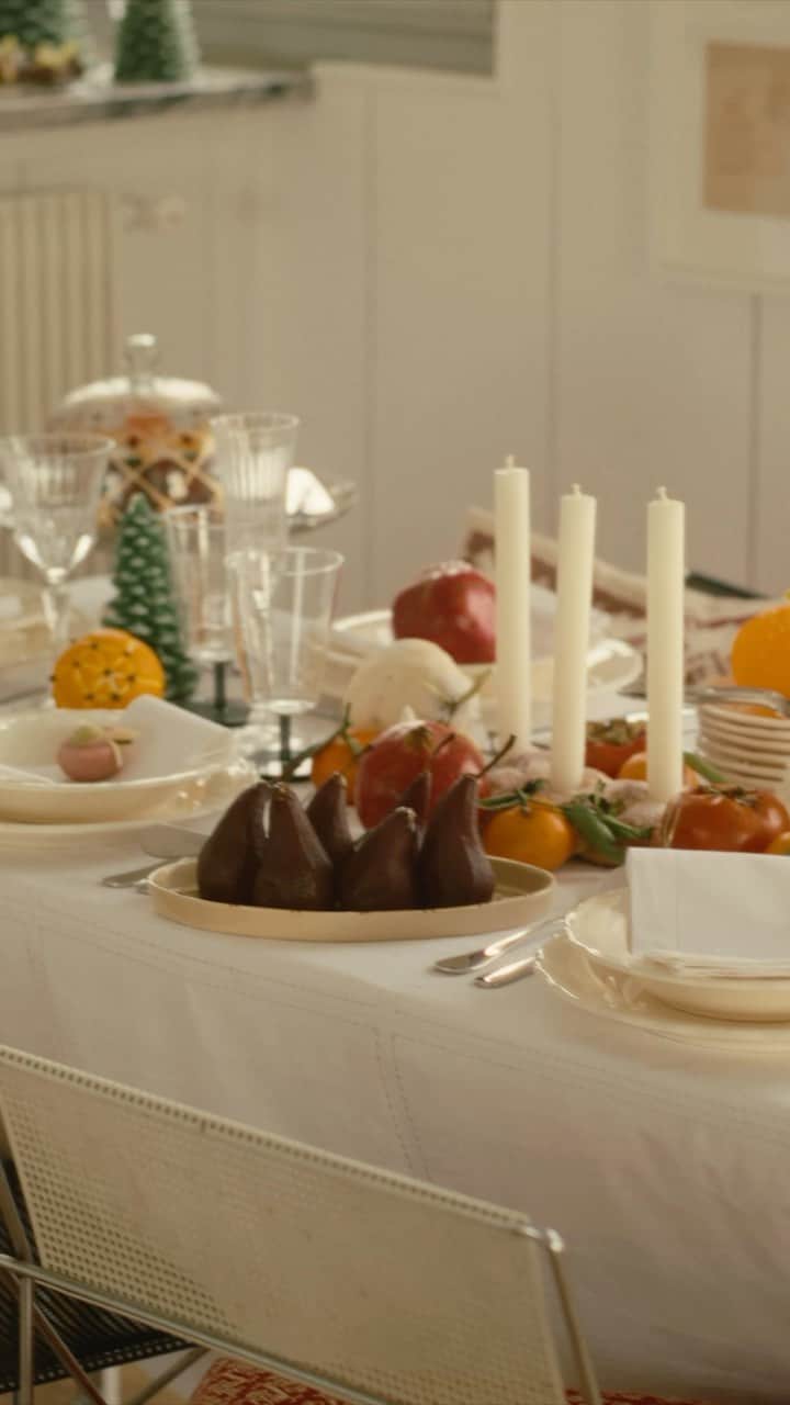 Zara Homeのインスタグラム：「A GUIDE TO SET THE CHRISTMAS TABLE • Discover our festive season guide with ideas and tips for setting a Christmas table at zarahome.com」