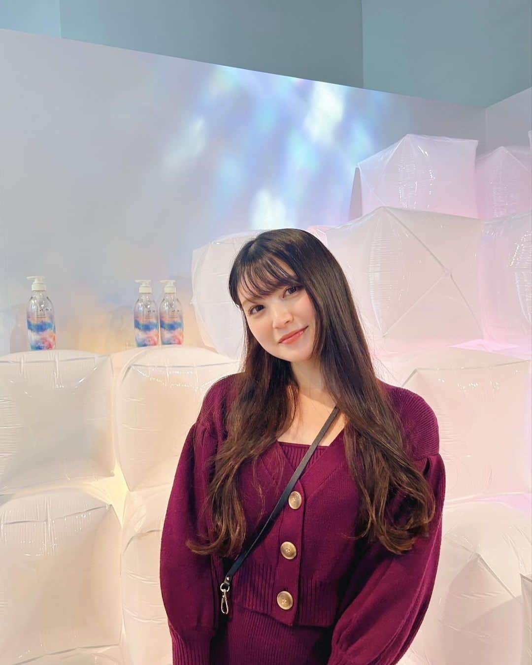 神志那結衣さんのインスタグラム写真 - (神志那結衣Instagram)「先日、＋tmrのシャントリイベントに行って来ました！  ちょっとした脱出ゲームで、 ゲームをしながら、ダメージを受けた髪の毛の原因と 本来の髪の美しさを保つ為に必要な成分を知ることができたよ･゜ﾟ･*  髪質でその人の印象は大分変化すると私は思っていて 日頃からケアを頑張っているのですが、 どうしても、その成分が日常生活で不足すると、 髪の調子が悪くなるなぁと感じていて。  体内から取り入れることも大事だけど 毎日のヘアケアに取り入れることも大事だね✨🌷  #PR #あなぼこをみっちりうめたい展 #ヘアケア　#おすすめシャンプー　 #プラストゥモロー #plustomorrow」12月8日 19時30分 - jiina27