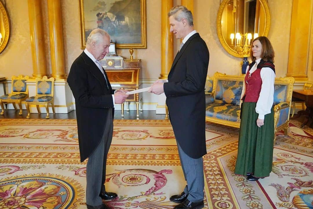 ロイヤル・ファミリーさんのインスタグラム写真 - (ロイヤル・ファミリーInstagram)「🇬🇧🇳🇴 Yesterday, The King received the Norwegian Ambassador, Mr. Tore Hattrem, at Buckingham Palace. The Audience took place on the day that the Norwegian Spruce, given as a gift from the people of Norway to the people of the UK, was illuminated in Trafalgar Square.  This annual gift symbolises Norway's gratitude for the UK's support during the Second World War.」12月8日 19時41分 - theroyalfamily