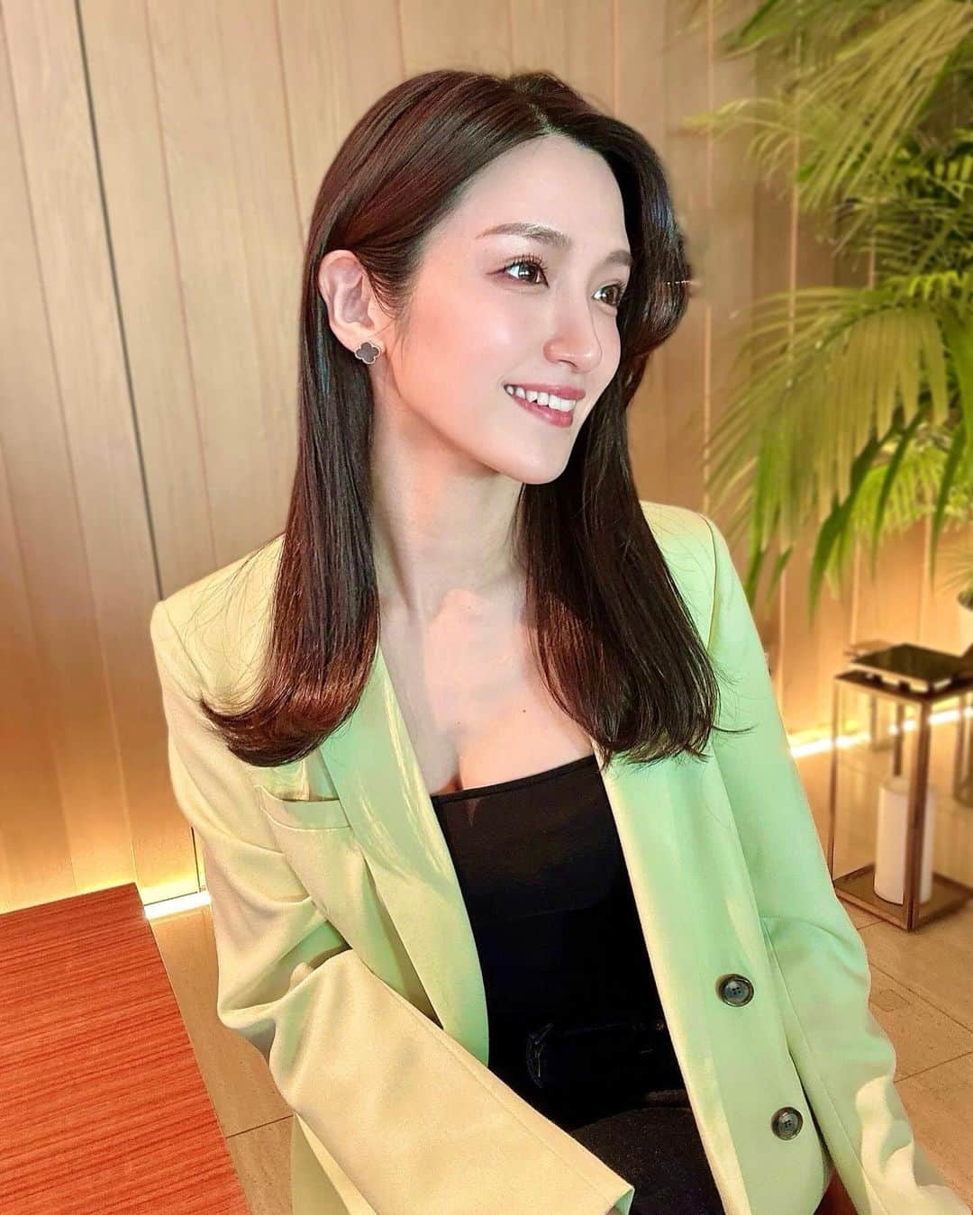 白瀬由莉さんのインスタグラム写真 - (白瀬由莉Instagram)「今日あったかかった☃️🎄 最近お天気もよくてうれしい✨  こないだハイドレイドしてきた🙆🏻‍♀️ カラーしてたら髪の毛パサつきがちやけど ハイドレイドはカラーのときに保湿してくれるから 仕上がりしっとり✨  @hairmake_kplus  丁寧にカウンセリングしてくれて カラーしてしばらく経つけど 希望通りの色🙊thk  最近の撮影現場でヘアメイクさんにも 髪の水分量多いですね！って言ってもらえたのうれし🥹🫶🏻 暗めカラーにしてみた🤍✌🏻  予約時か来店時に わたしのInstagram見て来ましたと お伝えいただければ先着10名様に限りHydraid無料サービス！すご ↑よかったら使ってね  明日も素敵な1日を☺️🌈  🌷🧚🏻‍♀️🌻  #PR #Hydraid #ハイドレイド #ヘアカラー #hairmake_kplus」12月8日 19時42分 - yuri_shirase