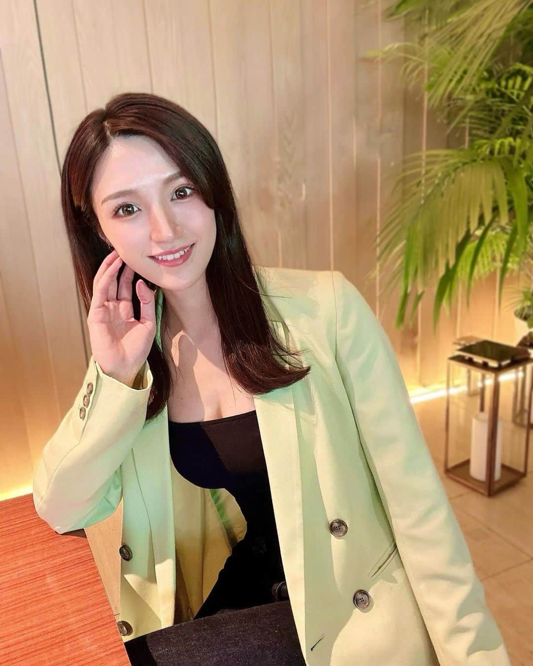 白瀬由莉さんのインスタグラム写真 - (白瀬由莉Instagram)「今日あったかかった☃️🎄 最近お天気もよくてうれしい✨  こないだハイドレイドしてきた🙆🏻‍♀️ カラーしてたら髪の毛パサつきがちやけど ハイドレイドはカラーのときに保湿してくれるから 仕上がりしっとり✨  @hairmake_kplus  丁寧にカウンセリングしてくれて カラーしてしばらく経つけど 希望通りの色🙊thk  最近の撮影現場でヘアメイクさんにも 髪の水分量多いですね！って言ってもらえたのうれし🥹🫶🏻 暗めカラーにしてみた🤍✌🏻  予約時か来店時に わたしのInstagram見て来ましたと お伝えいただければ先着10名様に限りHydraid無料サービス！すご ↑よかったら使ってね  明日も素敵な1日を☺️🌈  🌷🧚🏻‍♀️🌻  #PR #Hydraid #ハイドレイド #ヘアカラー #hairmake_kplus」12月8日 19時42分 - yuri_shirase