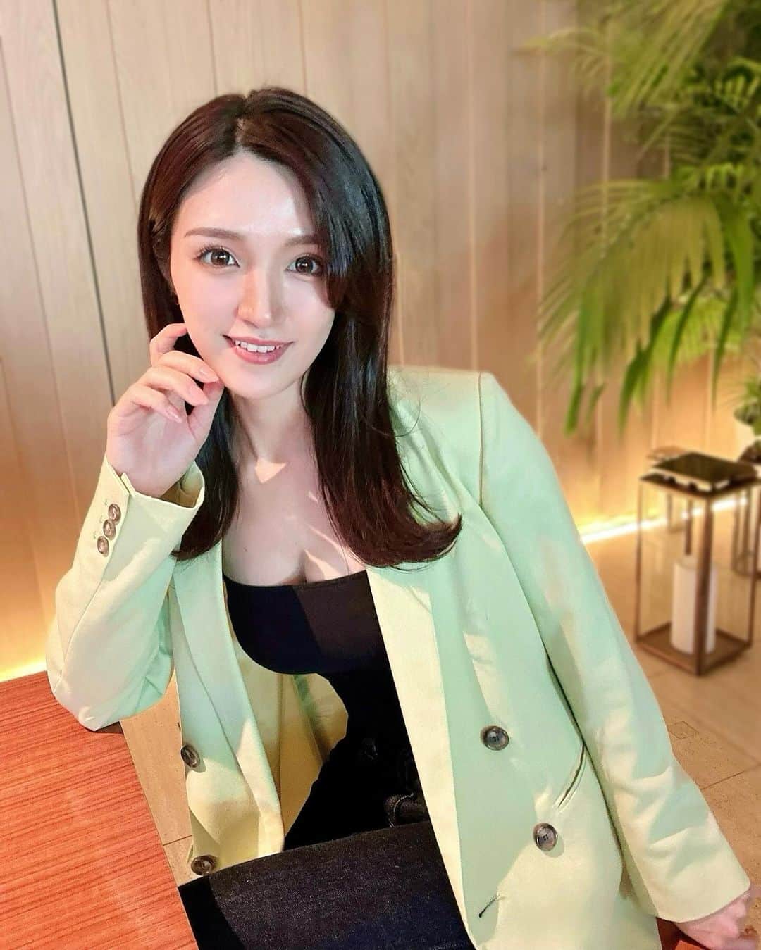 白瀬由莉のインスタグラム：「今日あったかかった☃️🎄 最近お天気もよくてうれしい✨  こないだハイドレイドしてきた🙆🏻‍♀️ カラーしてたら髪の毛パサつきがちやけど ハイドレイドはカラーのときに保湿してくれるから 仕上がりしっとり✨  @hairmake_kplus  丁寧にカウンセリングしてくれて カラーしてしばらく経つけど 希望通りの色🙊thk  最近の撮影現場でヘアメイクさんにも 髪の水分量多いですね！って言ってもらえたのうれし🥹🫶🏻 暗めカラーにしてみた🤍✌🏻  予約時か来店時に わたしのInstagram見て来ましたと お伝えいただければ先着10名様に限りHydraid無料サービス！すご ↑よかったら使ってね  明日も素敵な1日を☺️🌈  🌷🧚🏻‍♀️🌻  #PR #Hydraid #ハイドレイド #ヘアカラー #hairmake_kplus」