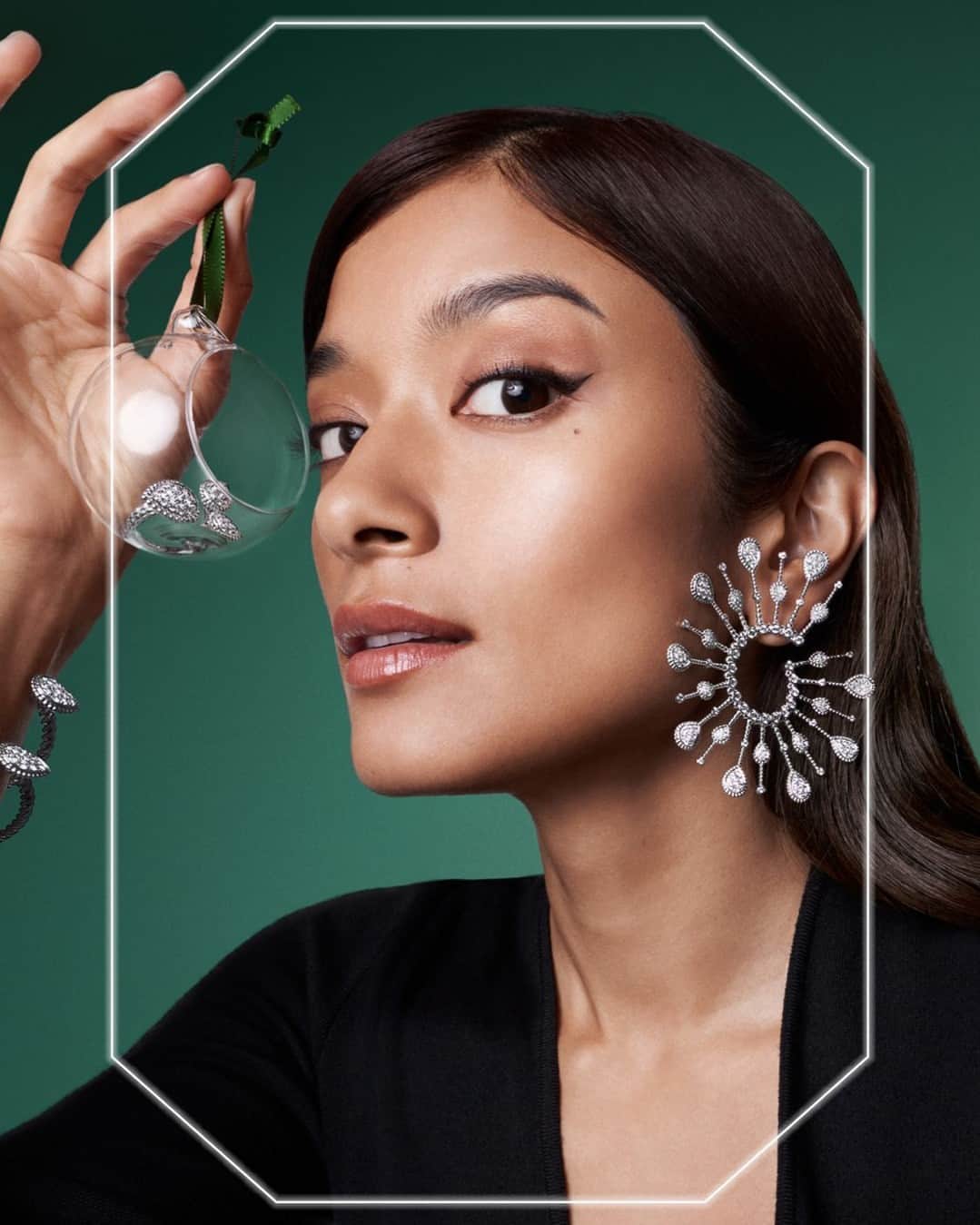 ブシュロンのインスタグラム：「The real gift is... seeing their reaction when they didn't see it coming. With Serpent Bohème, jewelry is not just a present, but a grand "ta-da!" moment.⁣ ⁣ ⁣ @Rolaofficial ⁣ ⁣ #EmeraldEnchantment⁣ #BoucheronHoliday⁣ #Rola」