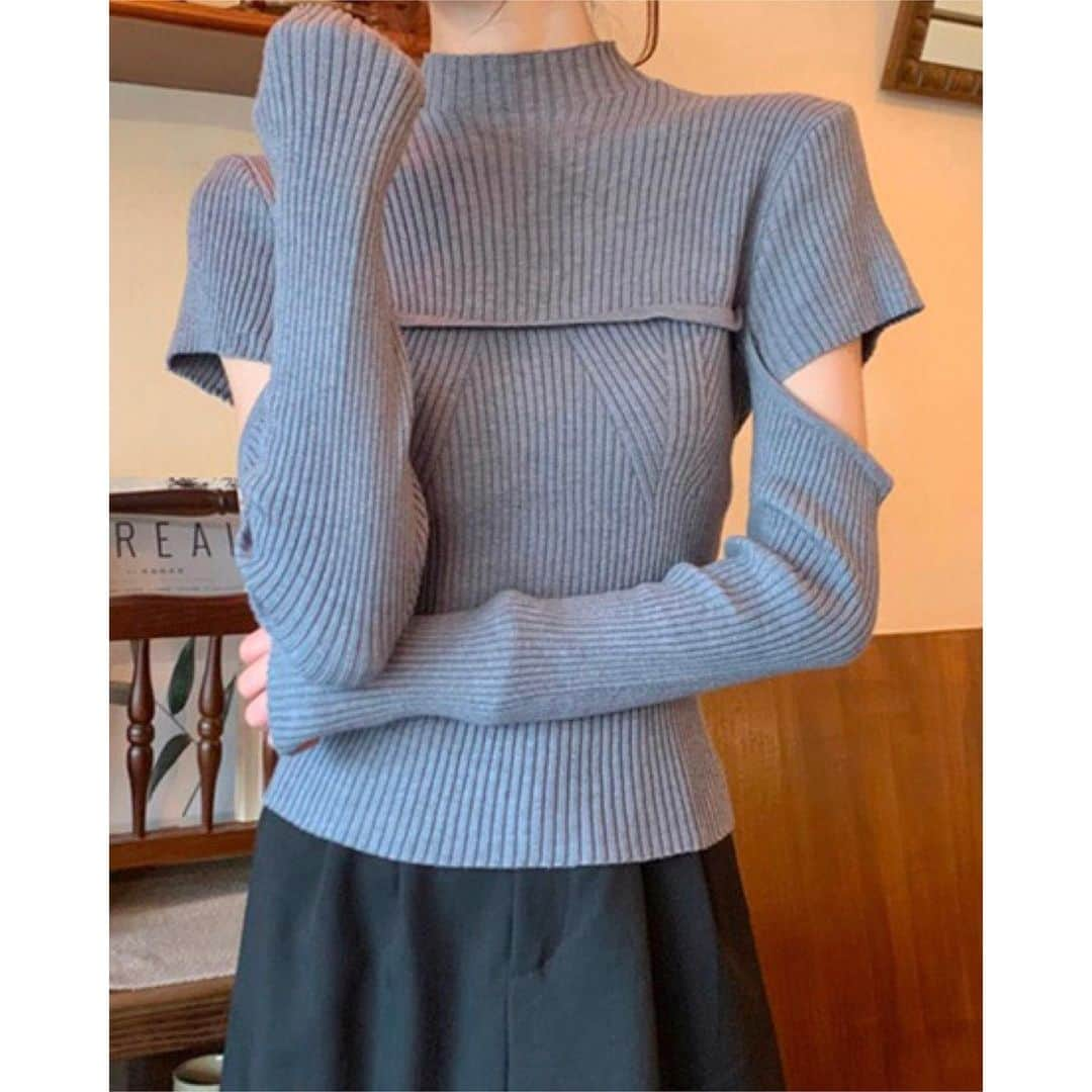 3rd Spring Official Instagramさんのインスタグラム写真 - (3rd Spring Official InstagramInstagram)「スリット入りワンポイントニット🧶💕  🏷 Sleeve Slit Point Rib Knit Sweater  程良いポイントになる負担の少ないスリット✂️ スリットの入った部分から チラッと見える肌見せが大人っぽい雰囲気🫶🏻✨ アイボリー・グレー・ブラックの3色展開！  @3rdspring_official ZOZOTOWNにて発売中🛒 ブランド品番：kic-23n-002で検索🔍  ----------  #3rdspring #セレクトショップ #韓国ブランド #韓国通販 #韓国 #韓国ファッション #韓国コーデ #ファッション #レディースファッション #レディースコーデ #レディース服 #冬ファッション #冬コーデ #冬服 #プチプラ #プチプラファッション」12月8日 19時35分 - 3rdspring_official