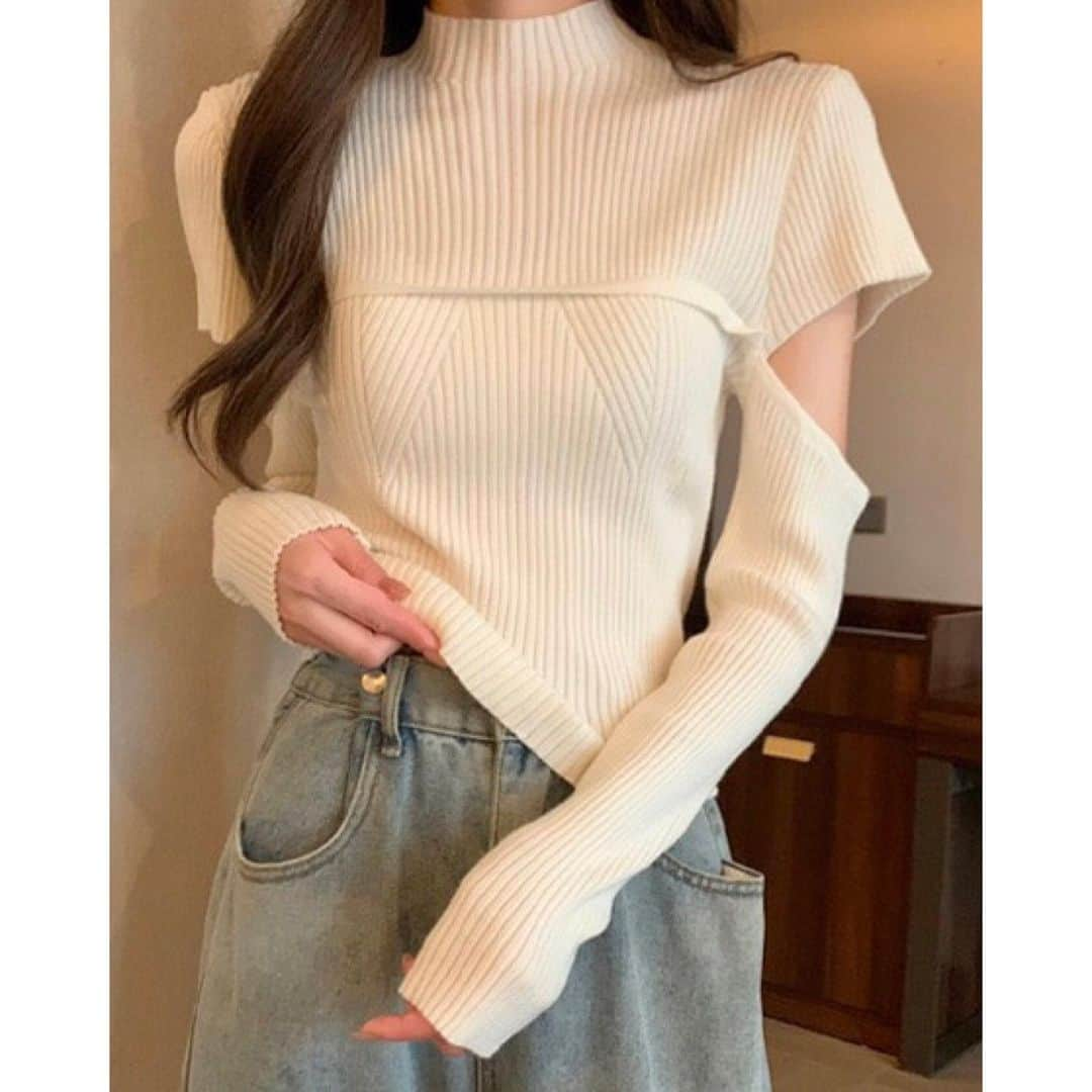 3rd Spring Official Instagramさんのインスタグラム写真 - (3rd Spring Official InstagramInstagram)「スリット入りワンポイントニット🧶💕  🏷 Sleeve Slit Point Rib Knit Sweater  程良いポイントになる負担の少ないスリット✂️ スリットの入った部分から チラッと見える肌見せが大人っぽい雰囲気🫶🏻✨ アイボリー・グレー・ブラックの3色展開！  @3rdspring_official ZOZOTOWNにて発売中🛒 ブランド品番：kic-23n-002で検索🔍  ----------  #3rdspring #セレクトショップ #韓国ブランド #韓国通販 #韓国 #韓国ファッション #韓国コーデ #ファッション #レディースファッション #レディースコーデ #レディース服 #冬ファッション #冬コーデ #冬服 #プチプラ #プチプラファッション」12月8日 19時35分 - 3rdspring_official