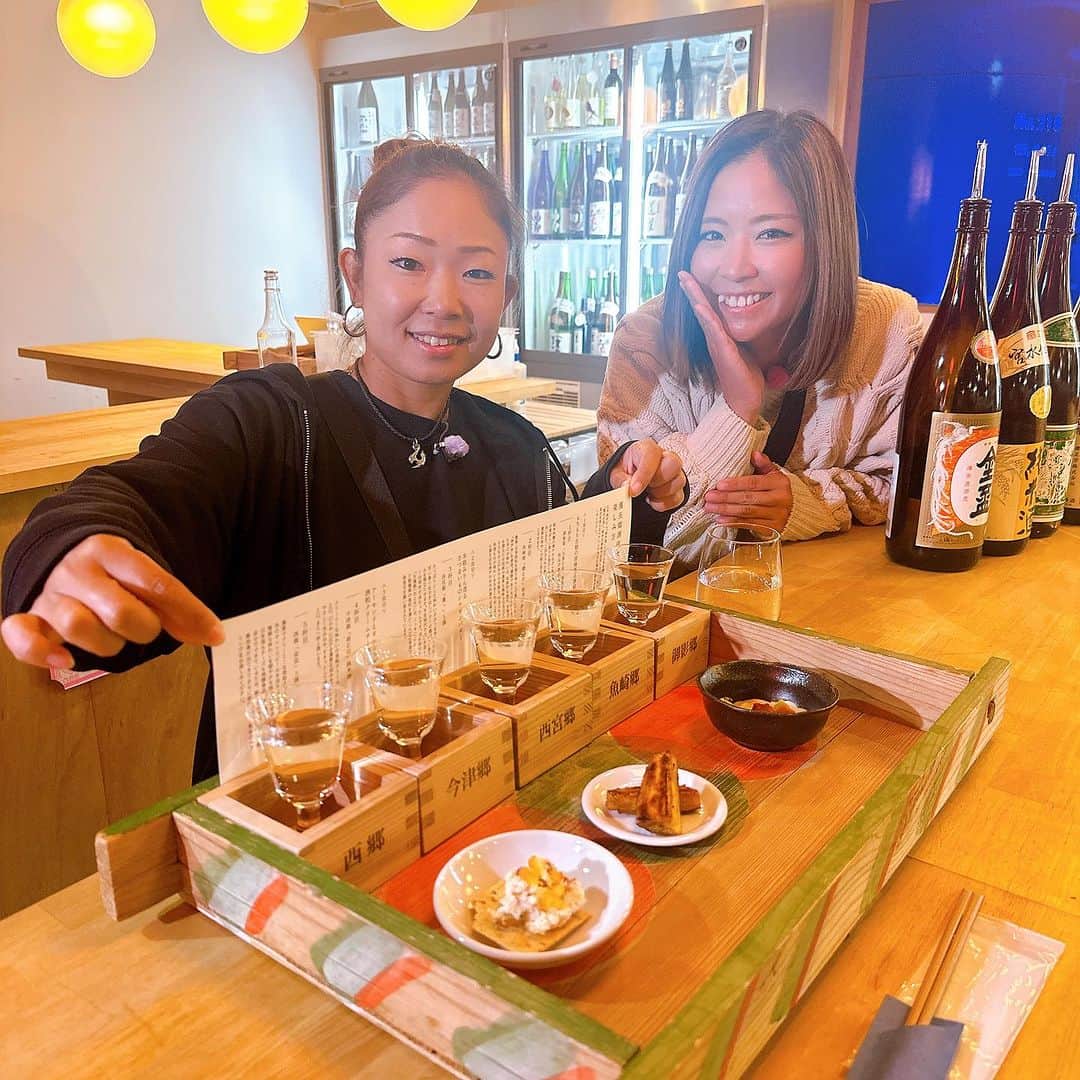 渕上万莉 さんのインスタグラム写真 - (渕上万莉 Instagram)「休日は釣りに夢中‼️  BS釣りビジョン📺 どっぱち🌴 12/9(土)20:00〜21:00 初OA✨  今回は大阪湾でビッグベイトでブリトップゲーム🛥🔥 神戸の#トップノットマリーナ から 【浮舟】さんにお世話になりました🙏🏽✨  久しぶりのアラマキタイガー🐯⛑にレクチャーしてもらって ２日間投げ続けました‼️ あのバイトシーンはたまらないねー😆🔥🔥  そしてそのブリで野外ブリしゃぶ🍲♨️ フォロワーさんに 『明日来てくれますか❓』とインスタでアンケートとったところ 『はい❗️』と答えた人はなんと240名以上😳 実際何人が遊びに来てくれたでしょう❓🍲  観光では兵庫県で有名な酒蔵巡りをして 日本酒飲み比べ🍶✨ 普段お酒飲まないにっしゃんが『今日は飲むで❗️』ってグイグイ飲んで…🫣🫣  どうなったかはお楽しみ🤫㊙️♨️♨️  昨日からは2人とも神奈川県に来ています🚗🌴 12/11.12は神奈川で休日ロケ予定です🎥  あいにくの天気っぽいけど… 釣り物は『ヤリイカ釣り🦑』 ケンサキとスルメはよく釣りに行くけどヤリイカは初めてなので どう違うのかな❓ 何か釣りのアドバイスあったらお願いします🥹🙏🏽✨  そして観光撮影は江ノ島に連れて行ってくれるみたい🌴  おススメスポットあれば教えてください☺️❣️  ※この質問に対するコメントは釣りビジョン撮影内で紹介させてもらう可能性があります。  しばらく関東満喫して大阪帰るねー👭🎣🍺🌴  #釣りビジョン #休日は釣りに夢中  #ブリ #ブリトップ #浮舟 #大阪湾 #釣り #fishing #megabass #メガバス #アラマキシンヤ さん #にっしゃん #フッチー #渕上万莉」12月8日 19時38分 - mari_fuchigami