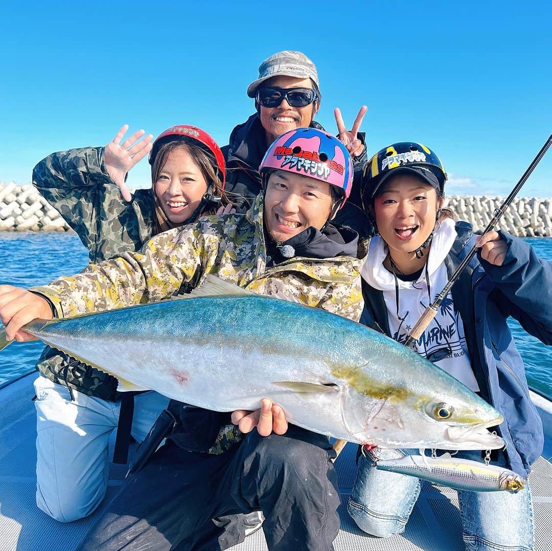 渕上万莉 さんのインスタグラム写真 - (渕上万莉 Instagram)「休日は釣りに夢中‼️  BS釣りビジョン📺 どっぱち🌴 12/9(土)20:00〜21:00 初OA✨  今回は大阪湾でビッグベイトでブリトップゲーム🛥🔥 神戸の#トップノットマリーナ から 【浮舟】さんにお世話になりました🙏🏽✨  久しぶりのアラマキタイガー🐯⛑にレクチャーしてもらって ２日間投げ続けました‼️ あのバイトシーンはたまらないねー😆🔥🔥  そしてそのブリで野外ブリしゃぶ🍲♨️ フォロワーさんに 『明日来てくれますか❓』とインスタでアンケートとったところ 『はい❗️』と答えた人はなんと240名以上😳 実際何人が遊びに来てくれたでしょう❓🍲  観光では兵庫県で有名な酒蔵巡りをして 日本酒飲み比べ🍶✨ 普段お酒飲まないにっしゃんが『今日は飲むで❗️』ってグイグイ飲んで…🫣🫣  どうなったかはお楽しみ🤫㊙️♨️♨️  昨日からは2人とも神奈川県に来ています🚗🌴 12/11.12は神奈川で休日ロケ予定です🎥  あいにくの天気っぽいけど… 釣り物は『ヤリイカ釣り🦑』 ケンサキとスルメはよく釣りに行くけどヤリイカは初めてなので どう違うのかな❓ 何か釣りのアドバイスあったらお願いします🥹🙏🏽✨  そして観光撮影は江ノ島に連れて行ってくれるみたい🌴  おススメスポットあれば教えてください☺️❣️  ※この質問に対するコメントは釣りビジョン撮影内で紹介させてもらう可能性があります。  しばらく関東満喫して大阪帰るねー👭🎣🍺🌴  #釣りビジョン #休日は釣りに夢中  #ブリ #ブリトップ #浮舟 #大阪湾 #釣り #fishing #megabass #メガバス #アラマキシンヤ さん #にっしゃん #フッチー #渕上万莉」12月8日 19時38分 - mari_fuchigami